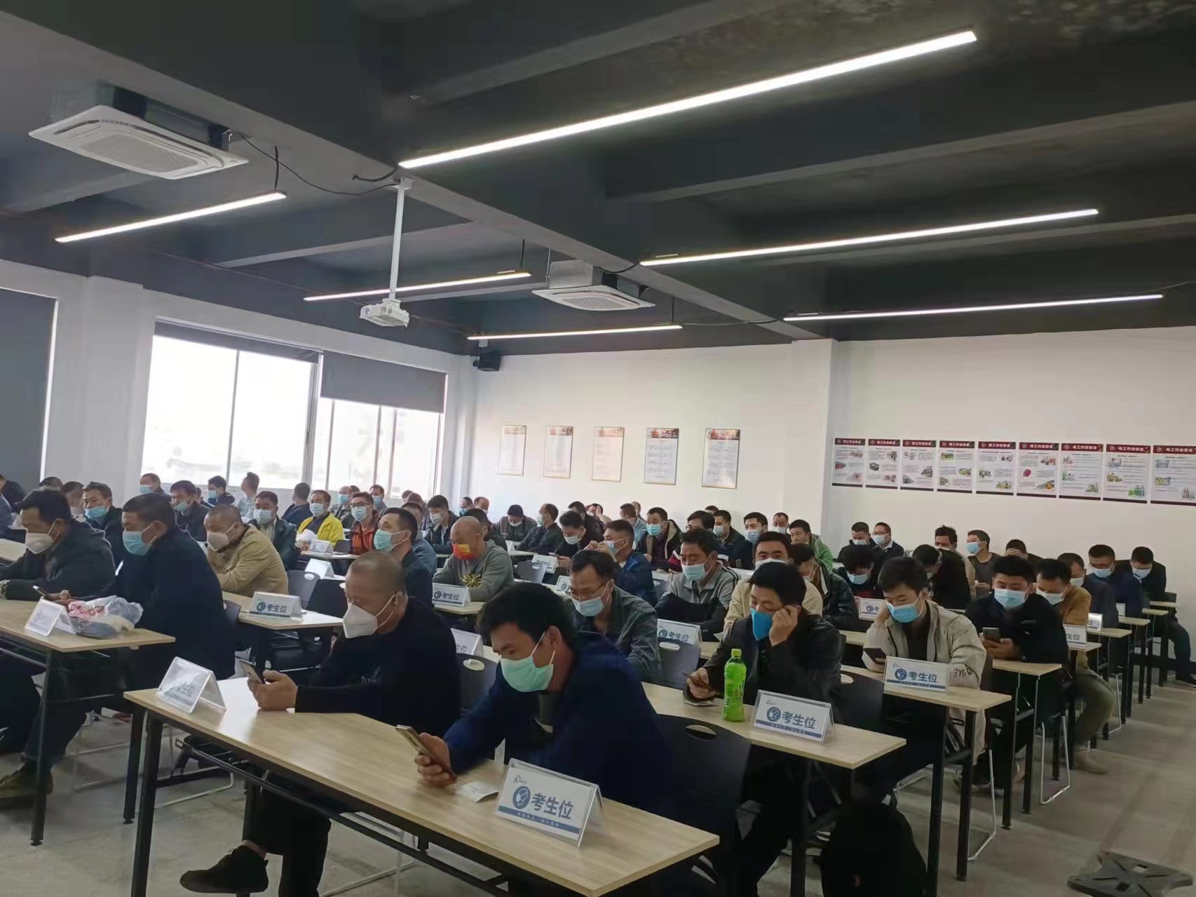 佛山制冷包拿證多少錢？制冷包拿證就找佛山市安豐技能培訓(xùn)學(xué)校