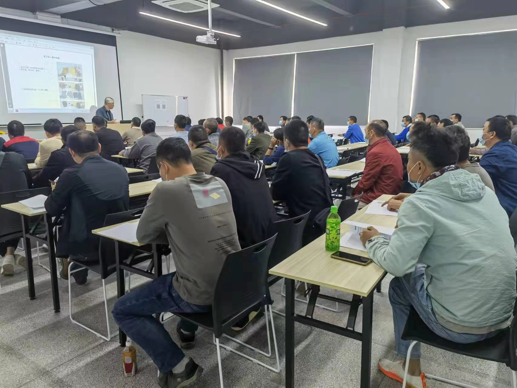 佛山制冷包拿證多少錢？制冷包拿證就找佛山市安豐技能培訓(xùn)學(xué)校