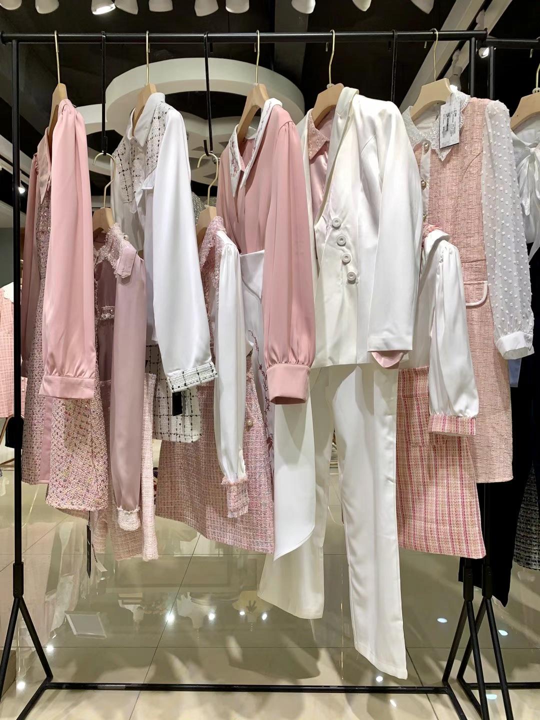 艾阿瑪尼22春品牌簡約風(fēng)女裝折扣尾貨直播貨源平臺批發(fā)