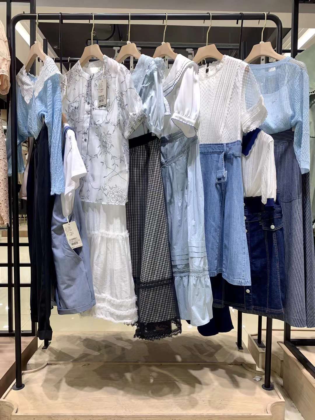 國(guó)內(nèi)一二線女裝品牌（芭依璐）2022夏折扣女裝尾貨走份批發(fā)
