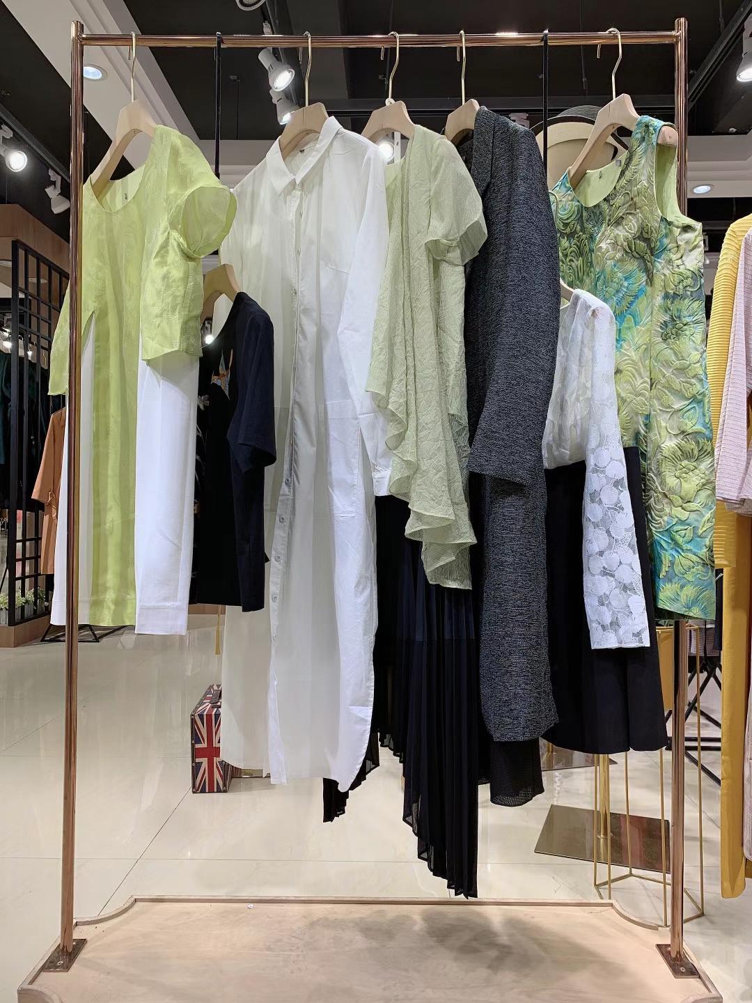 大 牌時(shí)尚女裝臺(tái)繡2022夏品牌女裝折扣尾貨一手貨源庫(kù)存批發(fā)