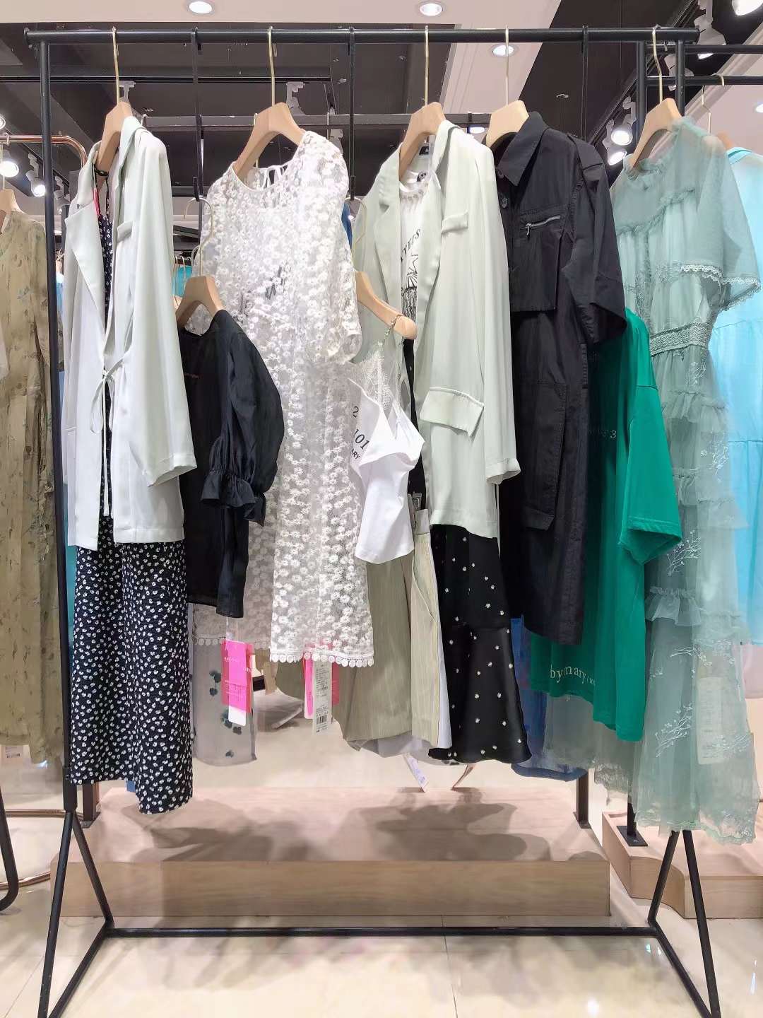 明星爆款品牌寶貝瑪麗2022夏女裝折扣批發(fā)庫存供應(yīng)鏈