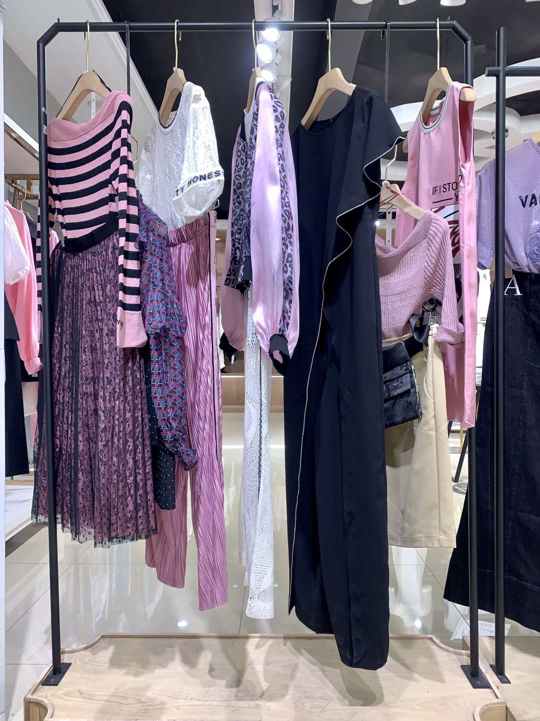 UGOCCAM2022春夏女裝庫(kù)存尾貨批發(fā)渠道