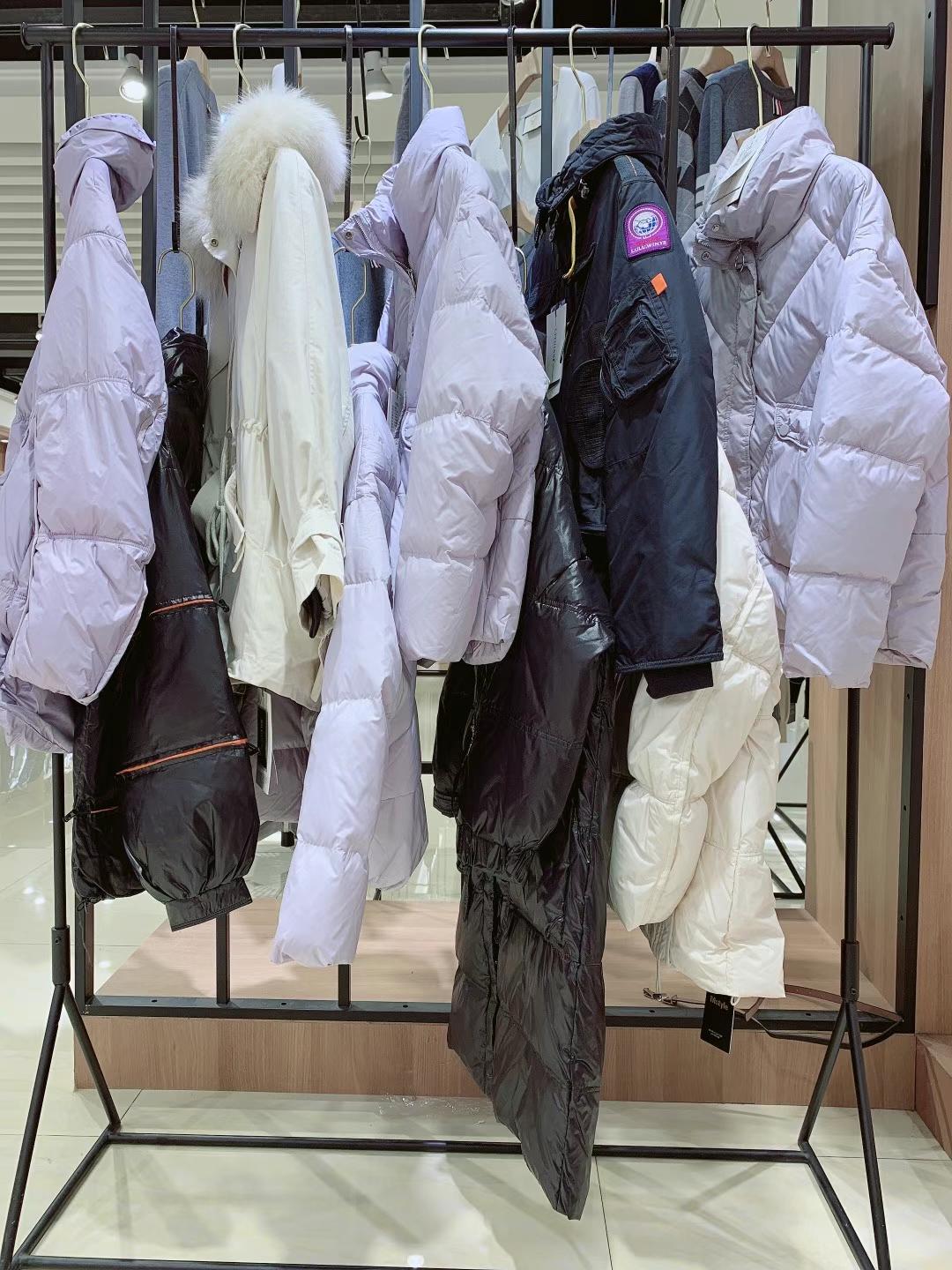 【麗想】2021冬羽絨服品牌庫(kù)存尾貨批發(fā)網(wǎng) 高 級(jí)皮草派克女裝撤柜尾貨批發(fā)