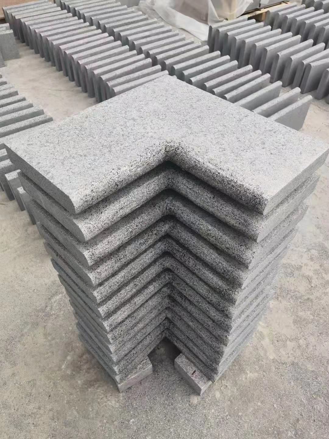 章丘黑異型加工  芝麻黑地鋪石材  芝麻黑墓碑加工廠家    芝麻黑花崗巖 芝麻黑自然面 常年供應(yīng)