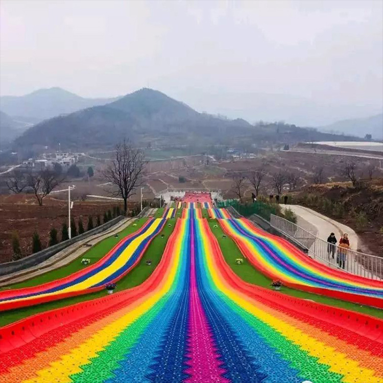 七彩滑道彩虹滑道旱草滑道無論是大人還是小孩都能在七彩滑道中找到樂趣