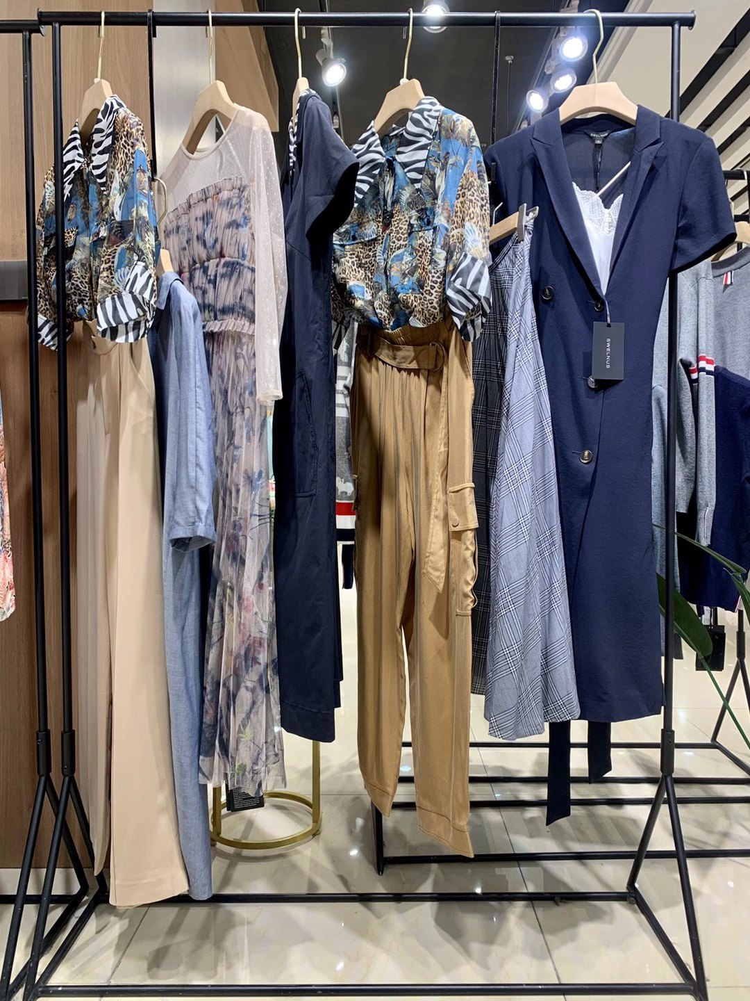 廣州知 名品牌西娜維思22夏品牌女裝折扣店貨源批發(fā)