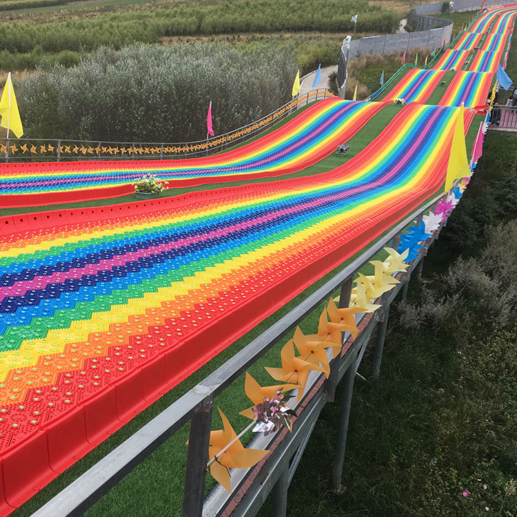 七彩滑道彩虹滑道旱草滑道無論是大人還是小孩都能在七彩滑道中找到樂趣
