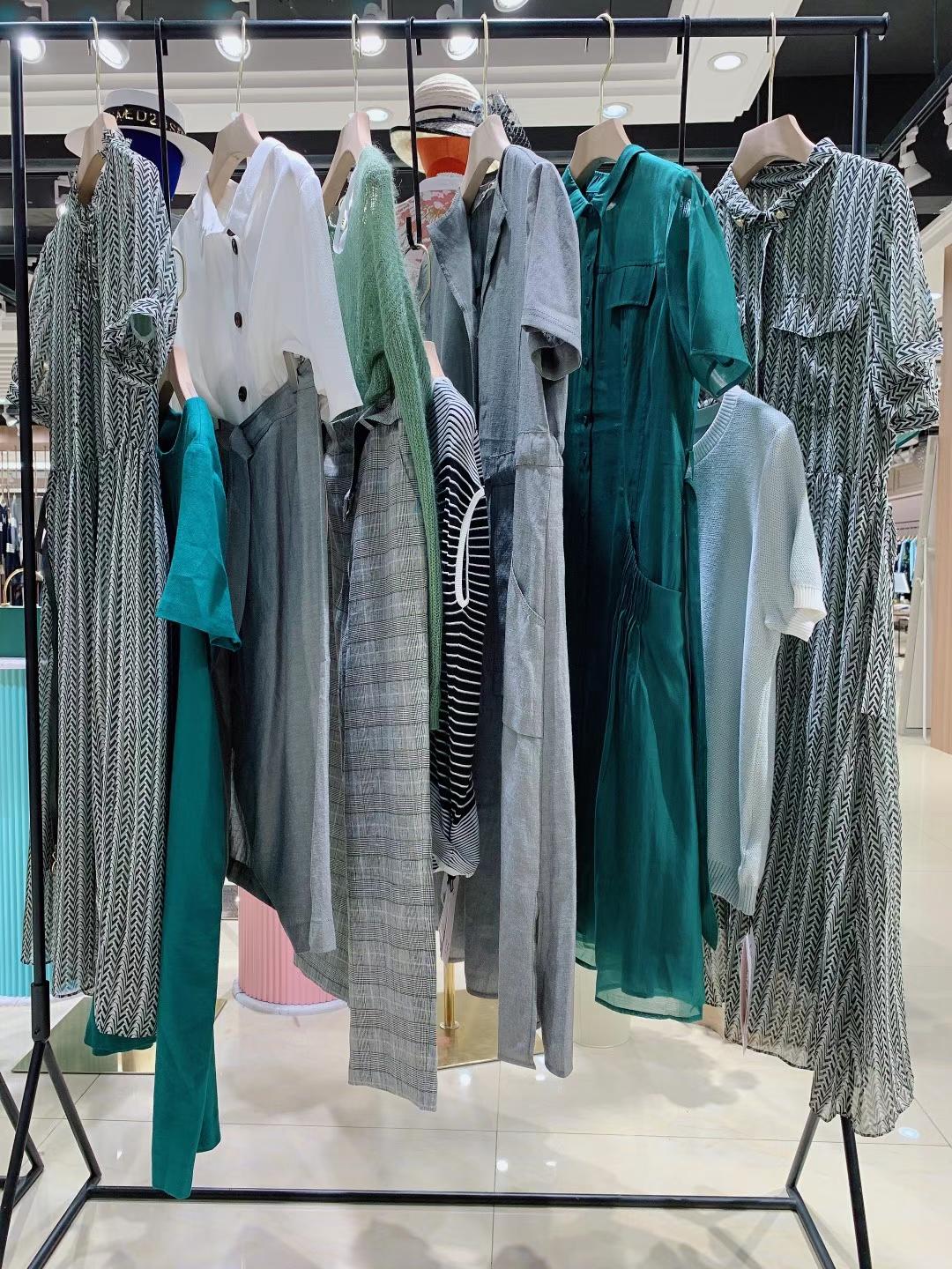 高端 品牌華人杰2022春夏時尚女裝庫存尾貨批發(fā)