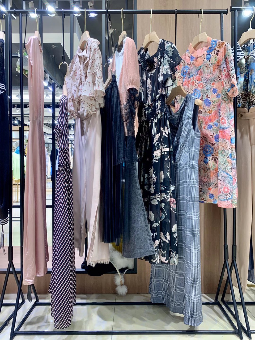 知 名品牌西娜維思 22夏女裝折扣庫存尾貨批發(fā)市場