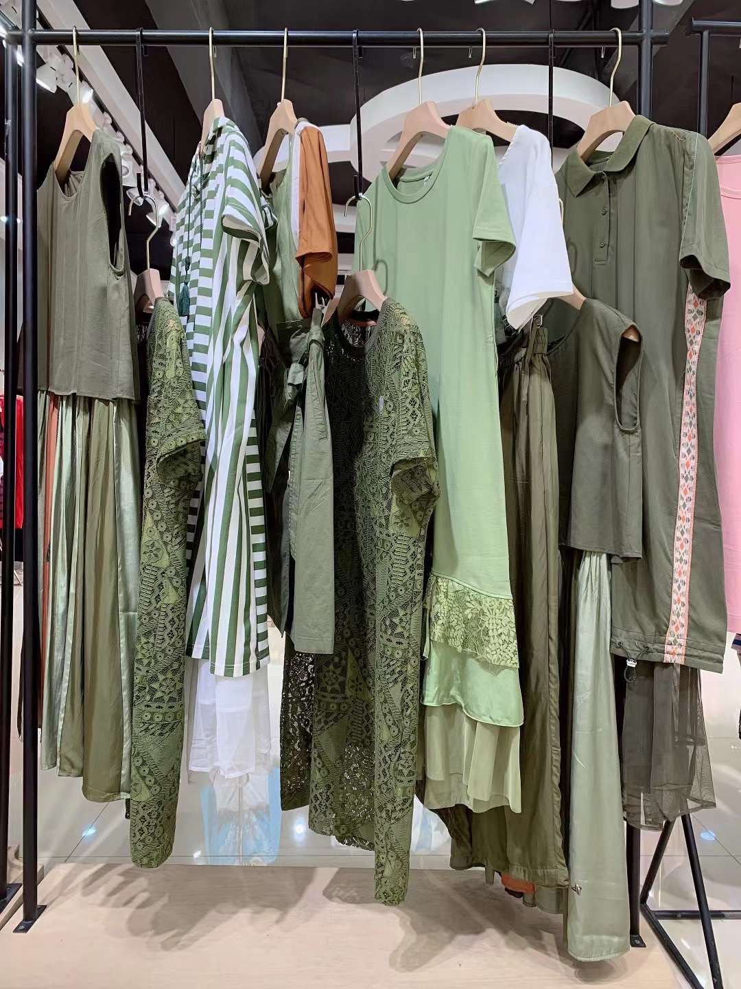 國內(nèi)一二線品牌麗迪莎 22夏專柜下架折扣女裝庫存尾貨批發(fā)