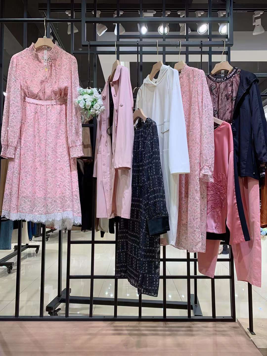 高 檔知 名品牌莉佳麗 2022春女裝庫存尾貨折扣批發(fā)市場