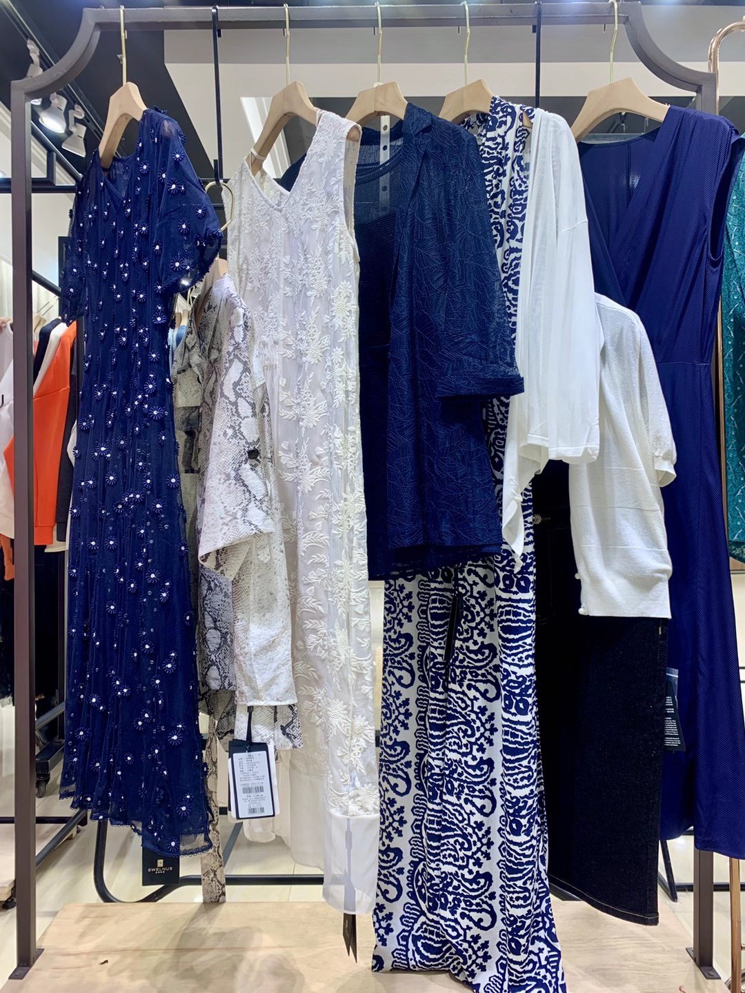 國內(nèi)知 名品牌西娜維思 2022春品牌折扣女裝尾貨批發(fā)貨源