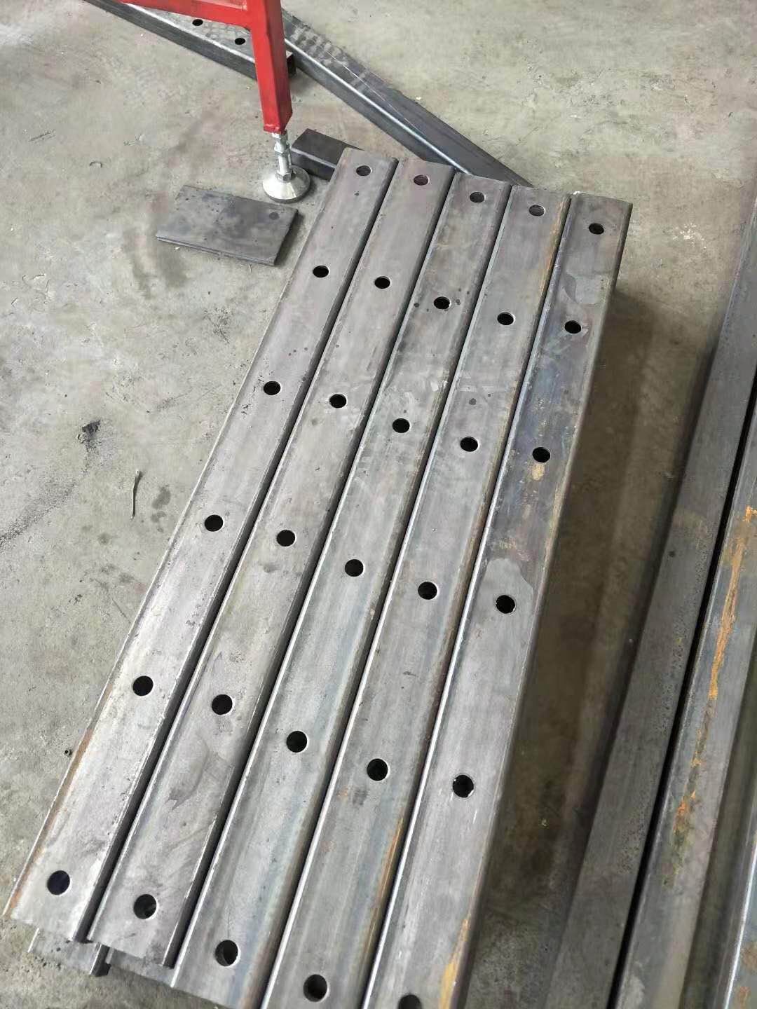 供應(yīng)廣西桂林沖孔機(jī) 爬架沖孔機(jī) 鋁爬架打孔機(jī)