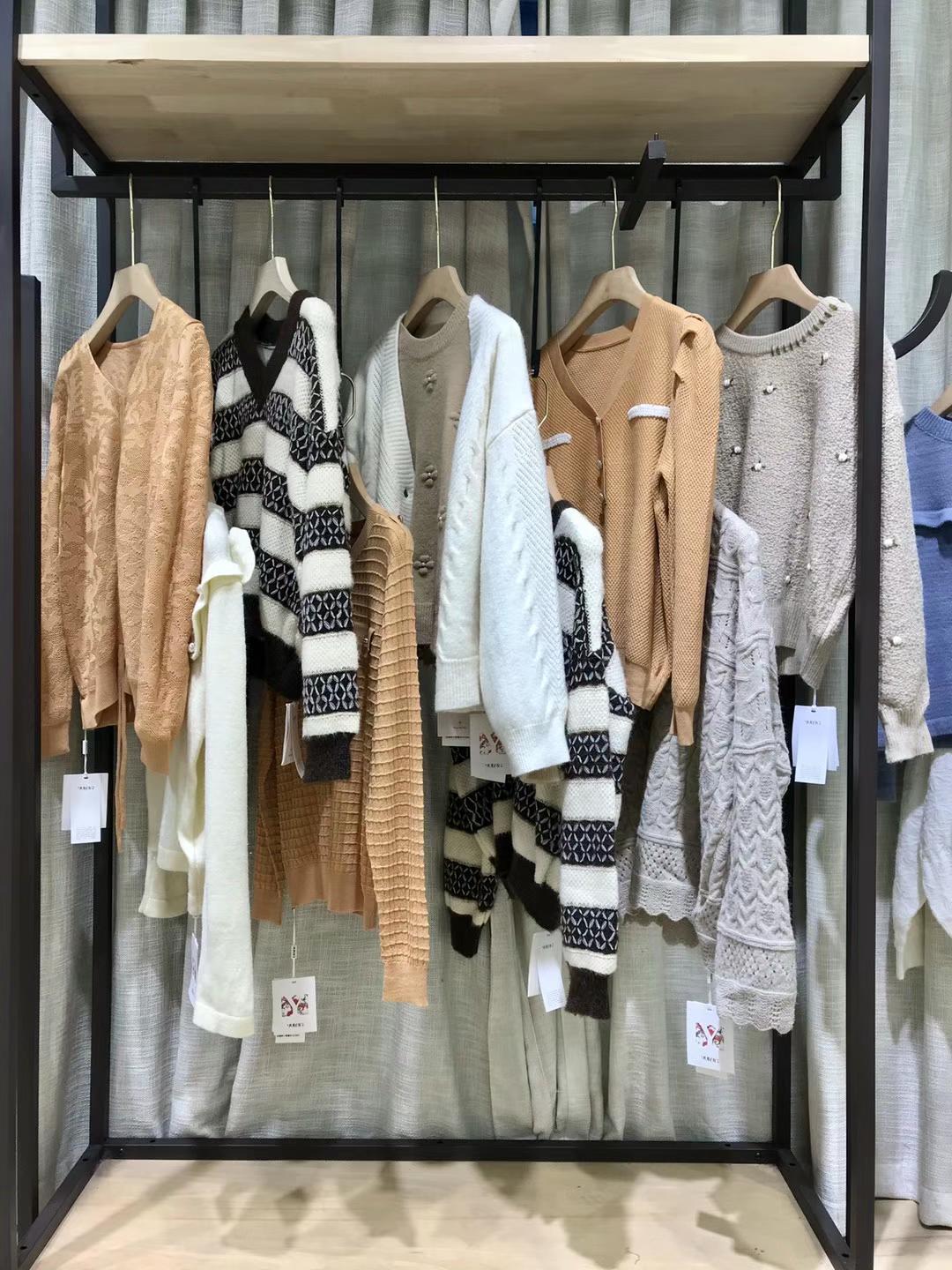 云伊毛衣21秋品牌女裝尾貨供應(yīng)? 網(wǎng)店女裝貨源批發(fā)走份