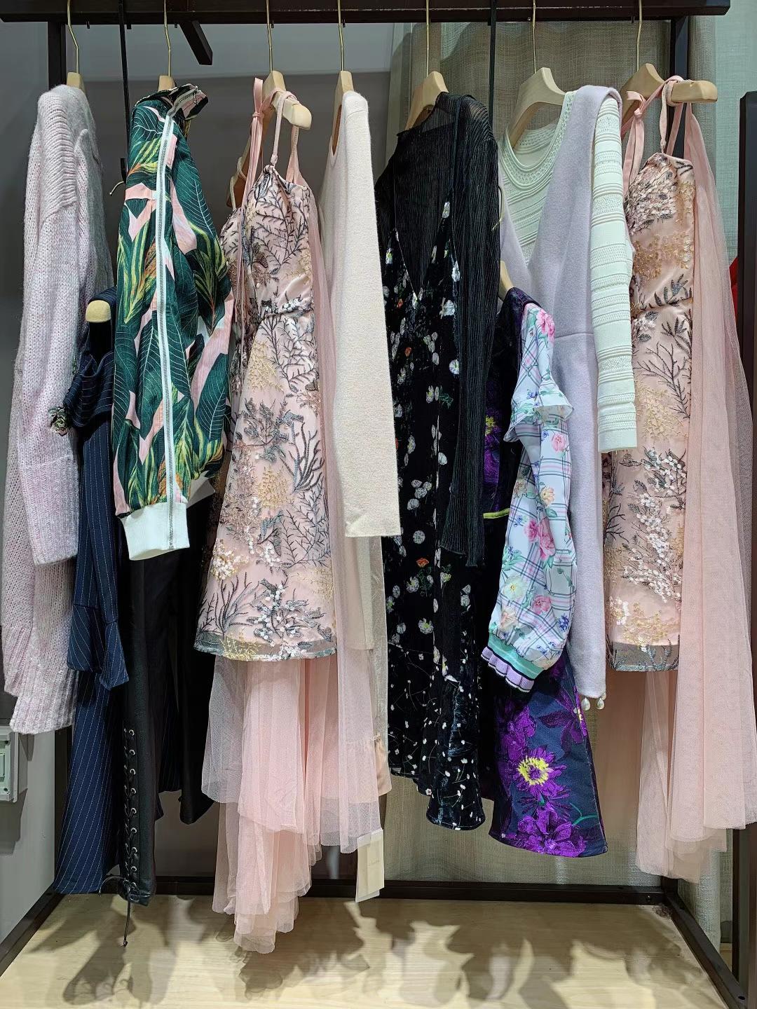 光線花園2021秋香港輕奢品牌女裝折扣一手貨源批發(fā) 抖音快手直播貨源批發(fā)