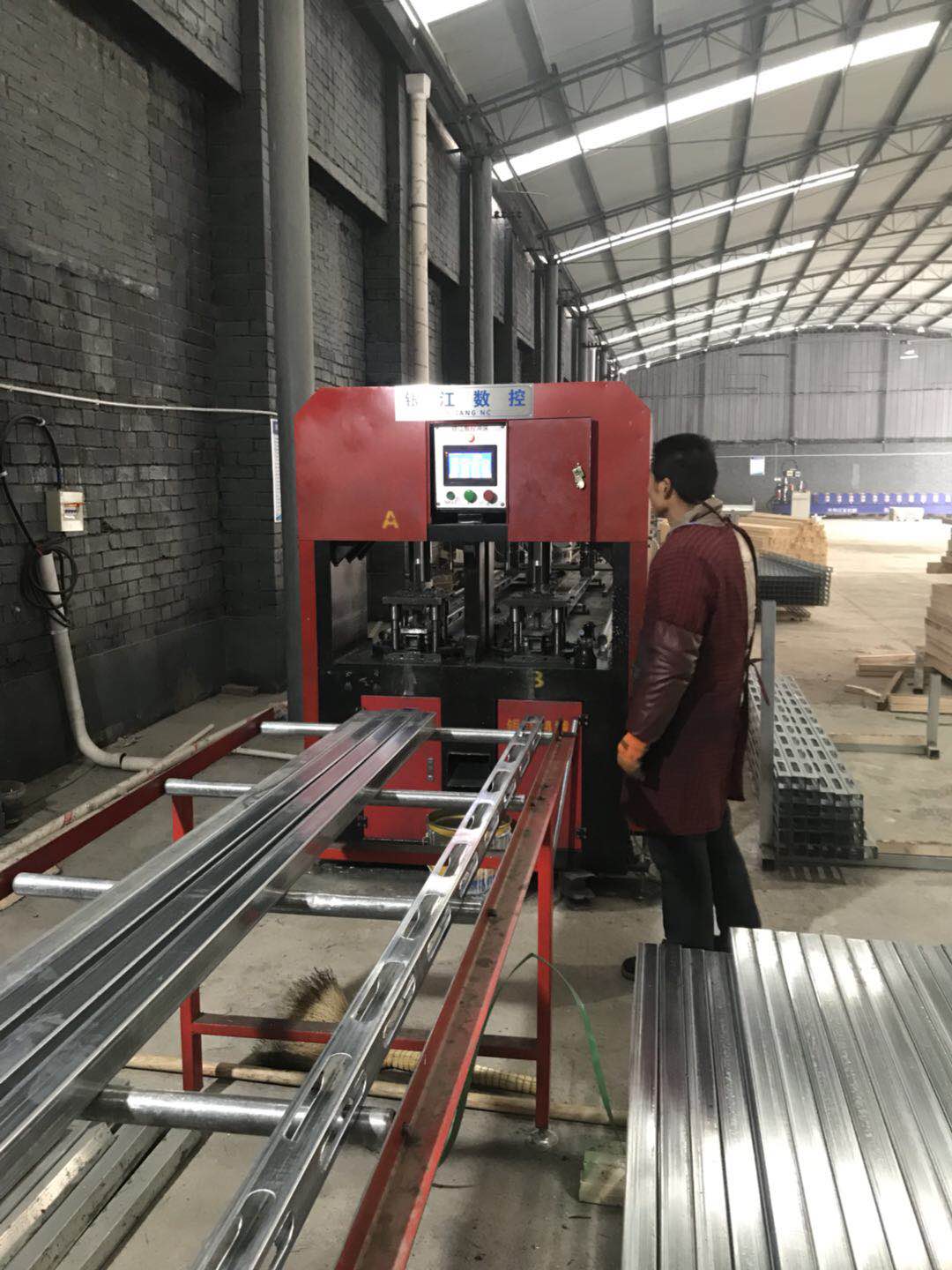 鋼木龍骨沖孔機生產(chǎn)廠商 鋼木龍骨沖孔機多少錢 鋼木龍骨沖孔機供應商【佛山市銀江機械設(shè)備有限公司銷售部】