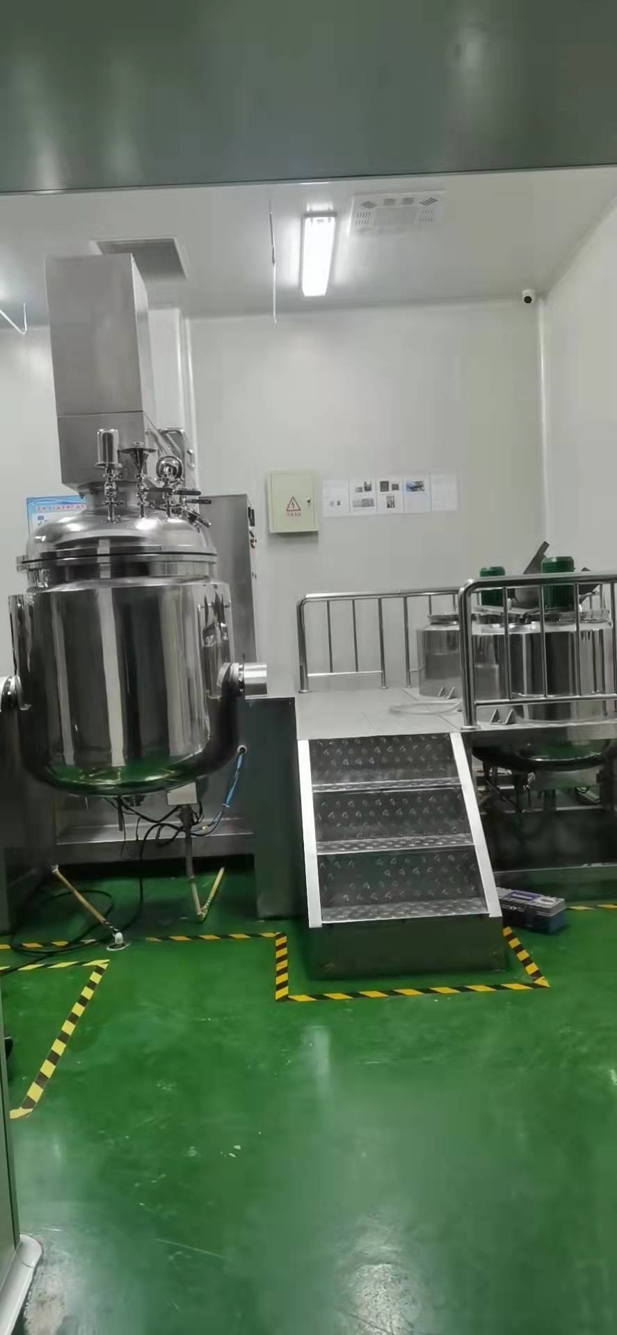 真空均質(zhì)乳化機 液壓升降乳化機 二手1300L均質(zhì)乳化罐 二手化妝品乳化罐 鵬達二手設(shè)備