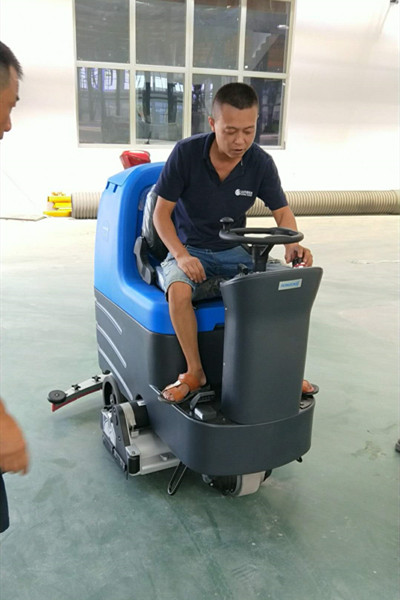 洗地機(jī)掃地車可租可售 長沙亮點(diǎn)環(huán)保 洗地機(jī)掃地車出租出售