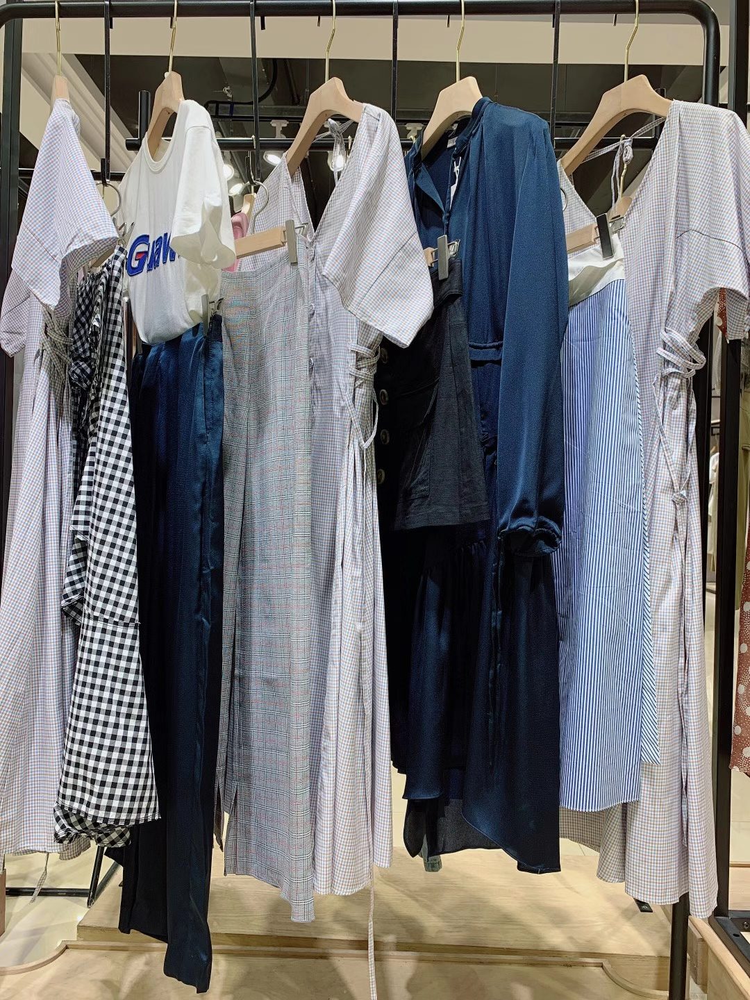 時(shí)尚簡(jiǎn)約Re-BLUE 2022夏品牌女裝庫(kù)存批發(fā)供應(yīng)鏈