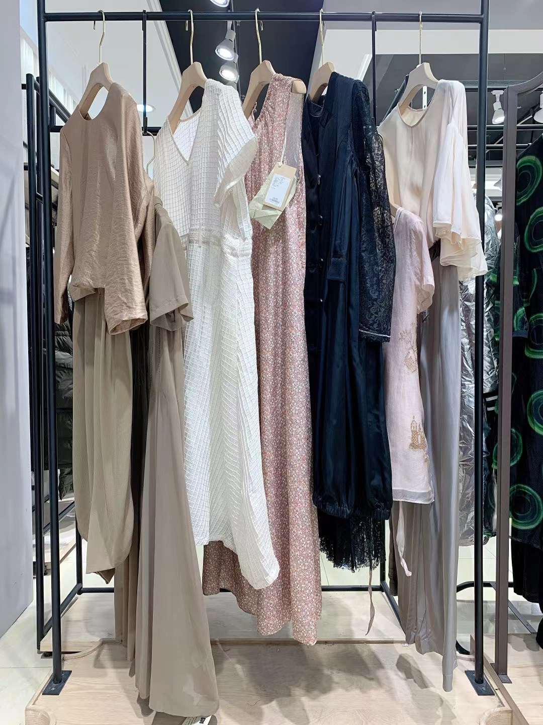 知 名品牌云鳳思儒 2022春夏品牌折扣女裝一手貨源批發(fā)基地