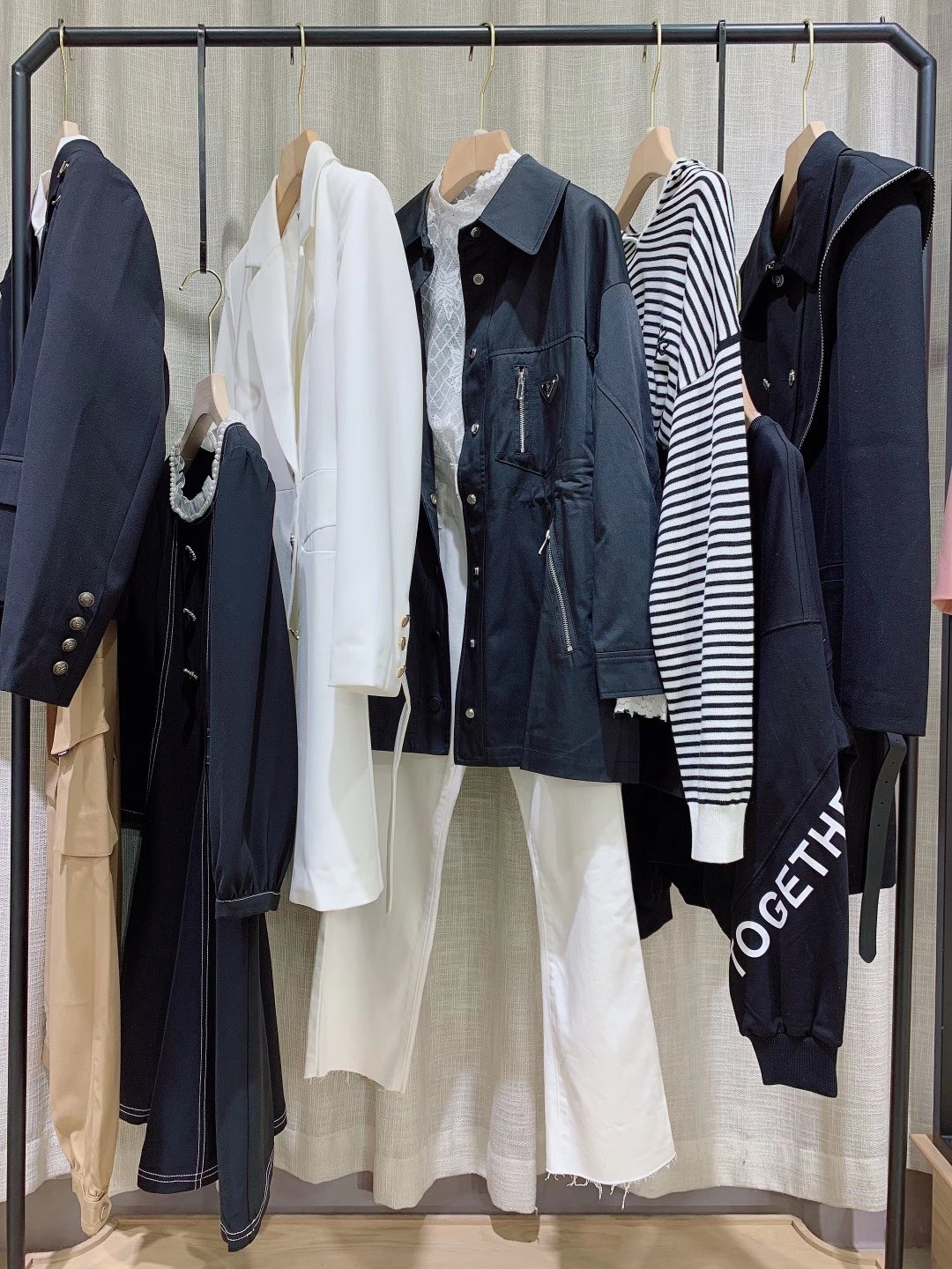 香港知 名設(shè)計(jì)師品牌妍帛 2022春品牌折扣女裝庫存尾貨打包