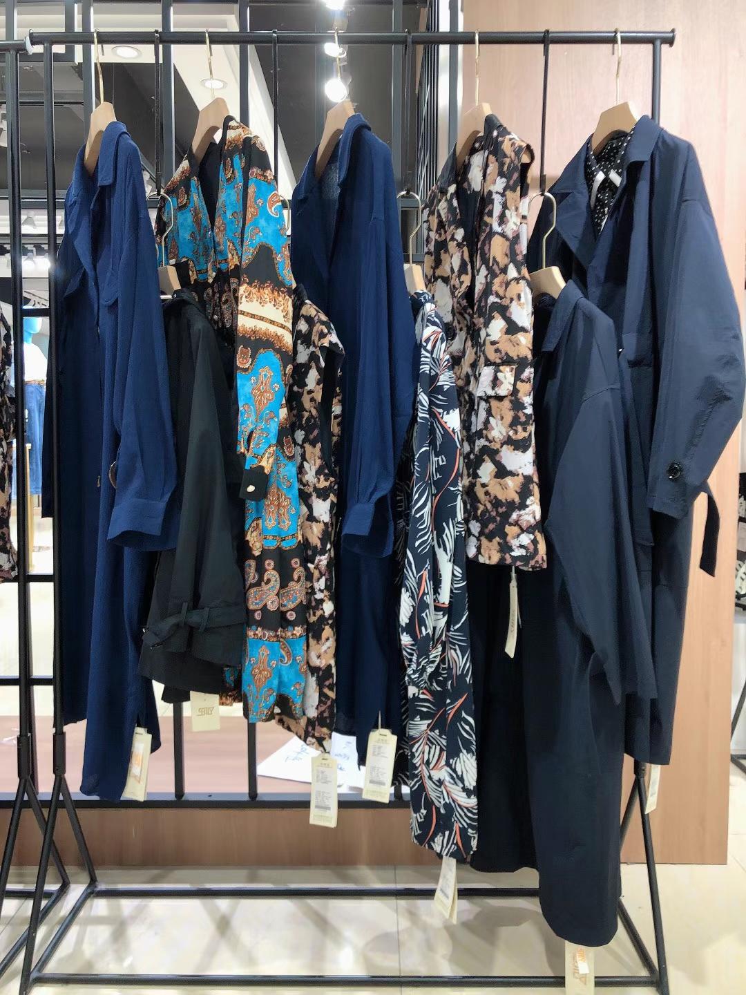 杭州品牌西子戀2022春款大碼女裝品牌折扣店貨源批發(fā)市場 具有性價(jià)比品牌折扣批發(fā)