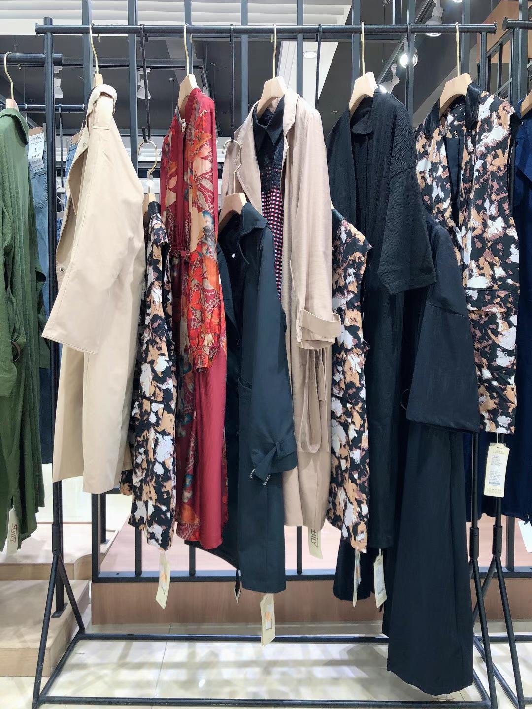 杭州品牌西子戀2022春款大碼女裝品牌折扣店貨源批發(fā)市場 具有性價(jià)比品牌折扣批發(fā)