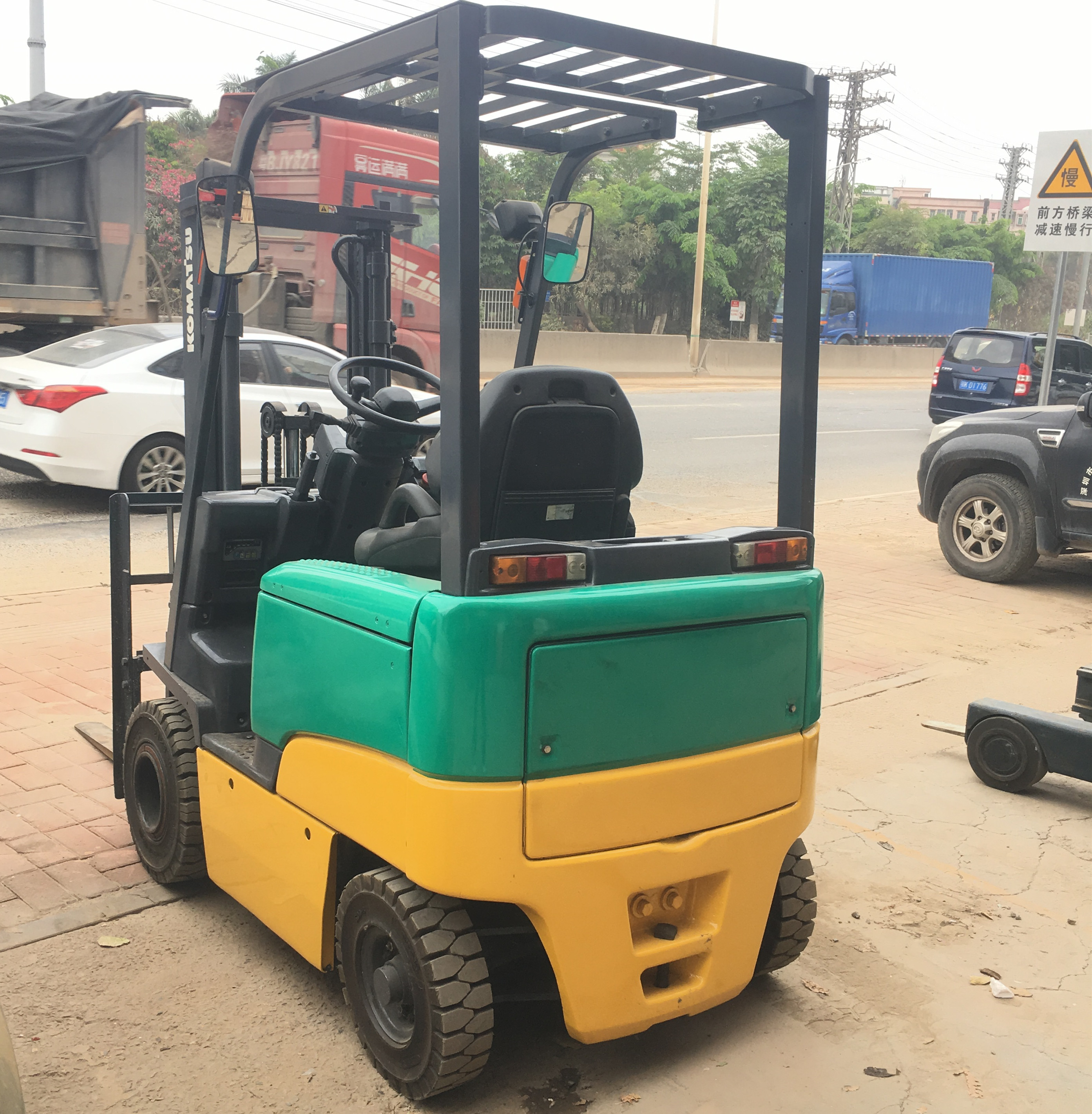 小松四輪平衡重式電動叉車出租1.5噸叉車出租 小松1.5噸叉車出租