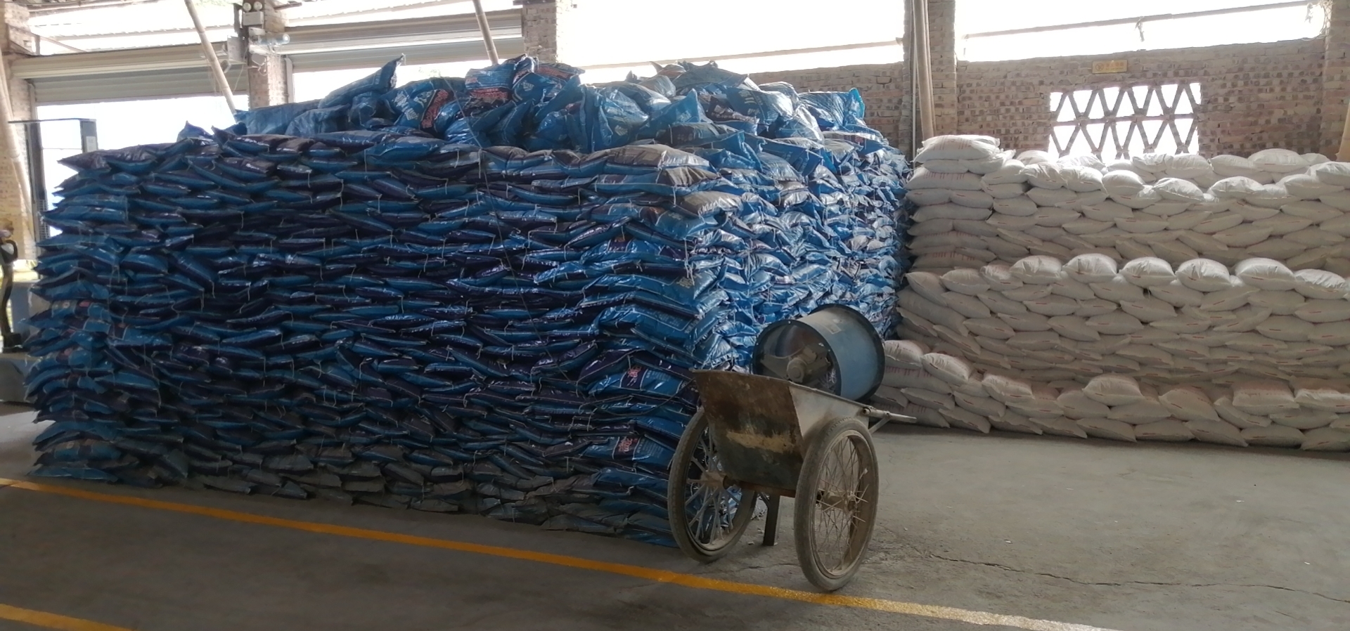 70-90孔大孔徑膨脹劑 巖石無聲破碎劑 混凝土靜態(tài)破碎劑