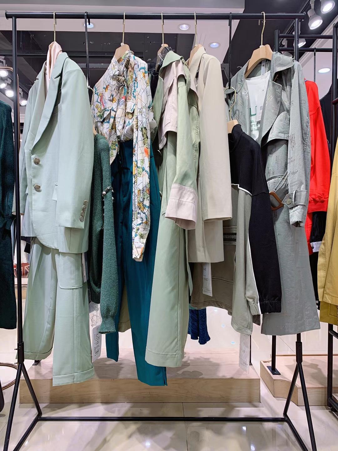 香港品牌紀優(yōu)希2022春品牌撤柜折扣女裝貨源批發(fā)市場在哪 直播折扣女裝廠家直 批