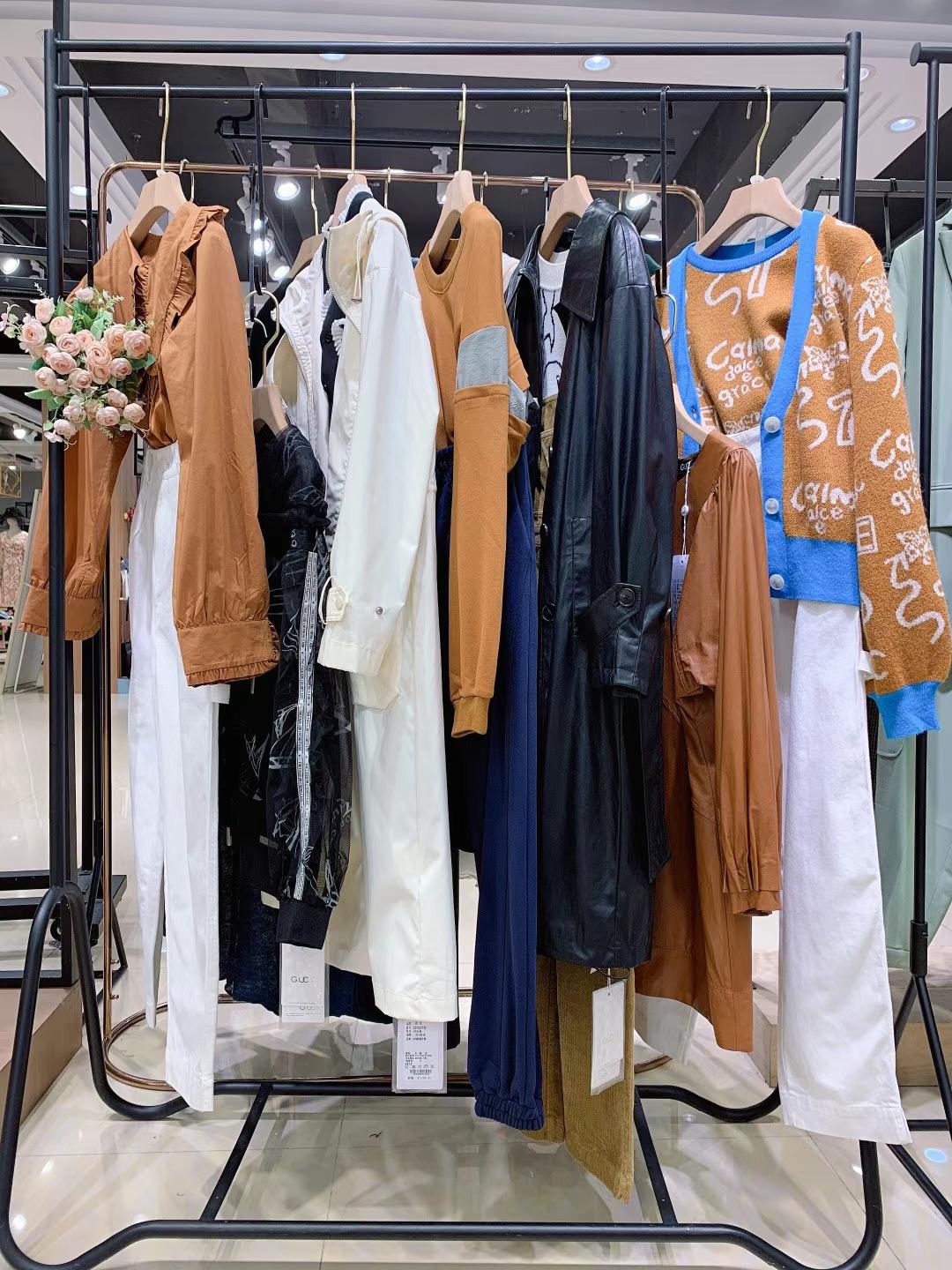 香港品牌紀優(yōu)希2022春品牌撤柜折扣女裝貨源批發(fā)市場在哪 直播折扣女裝廠家直 批