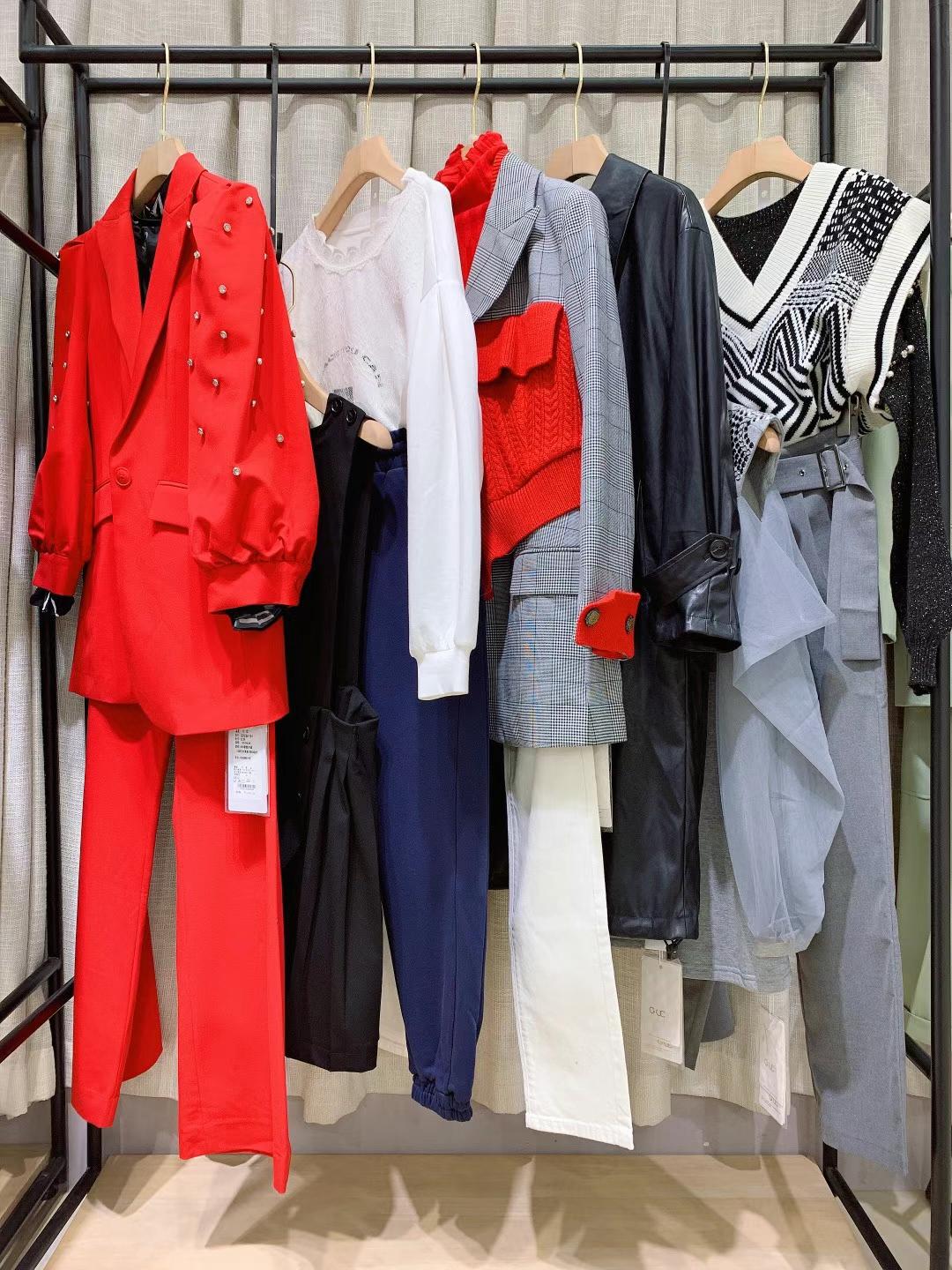 香港品牌紀優(yōu)希2022春品牌撤柜折扣女裝貨源批發(fā)市場在哪 直播折扣女裝廠家直 批