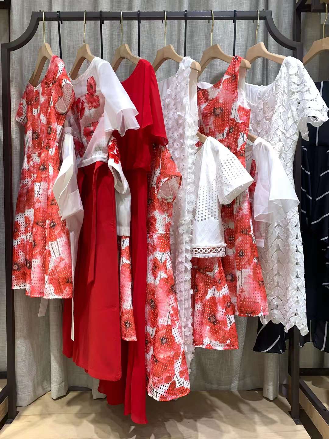 品牌朗黛國(guó)際2022夏品牌折扣女裝尾貨庫(kù)存批發(fā)貨源