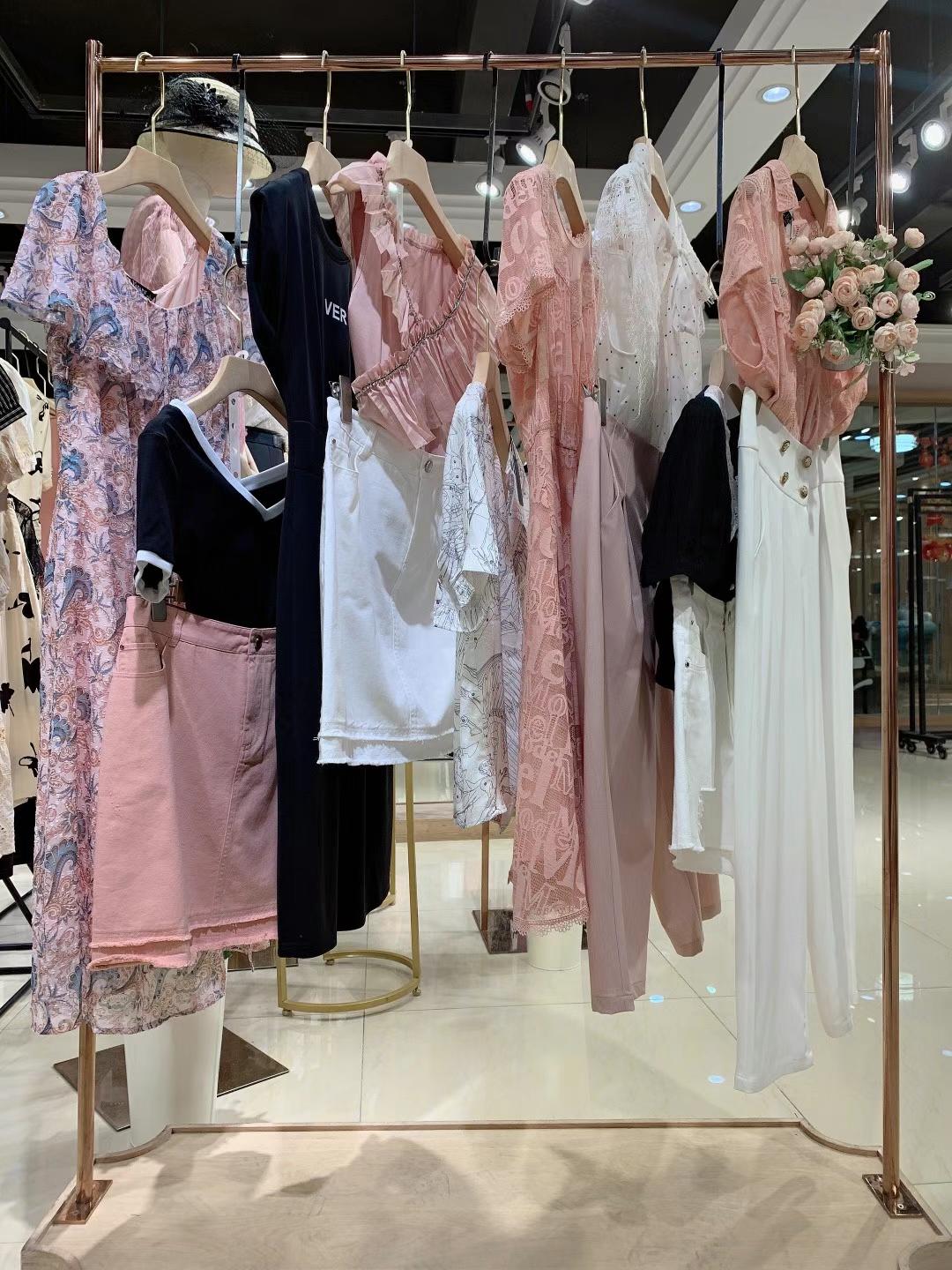 香港知 名品牌華丹妮22夏裝商場撤柜女裝尾貨走份批發(fā)價(jià)格多少？