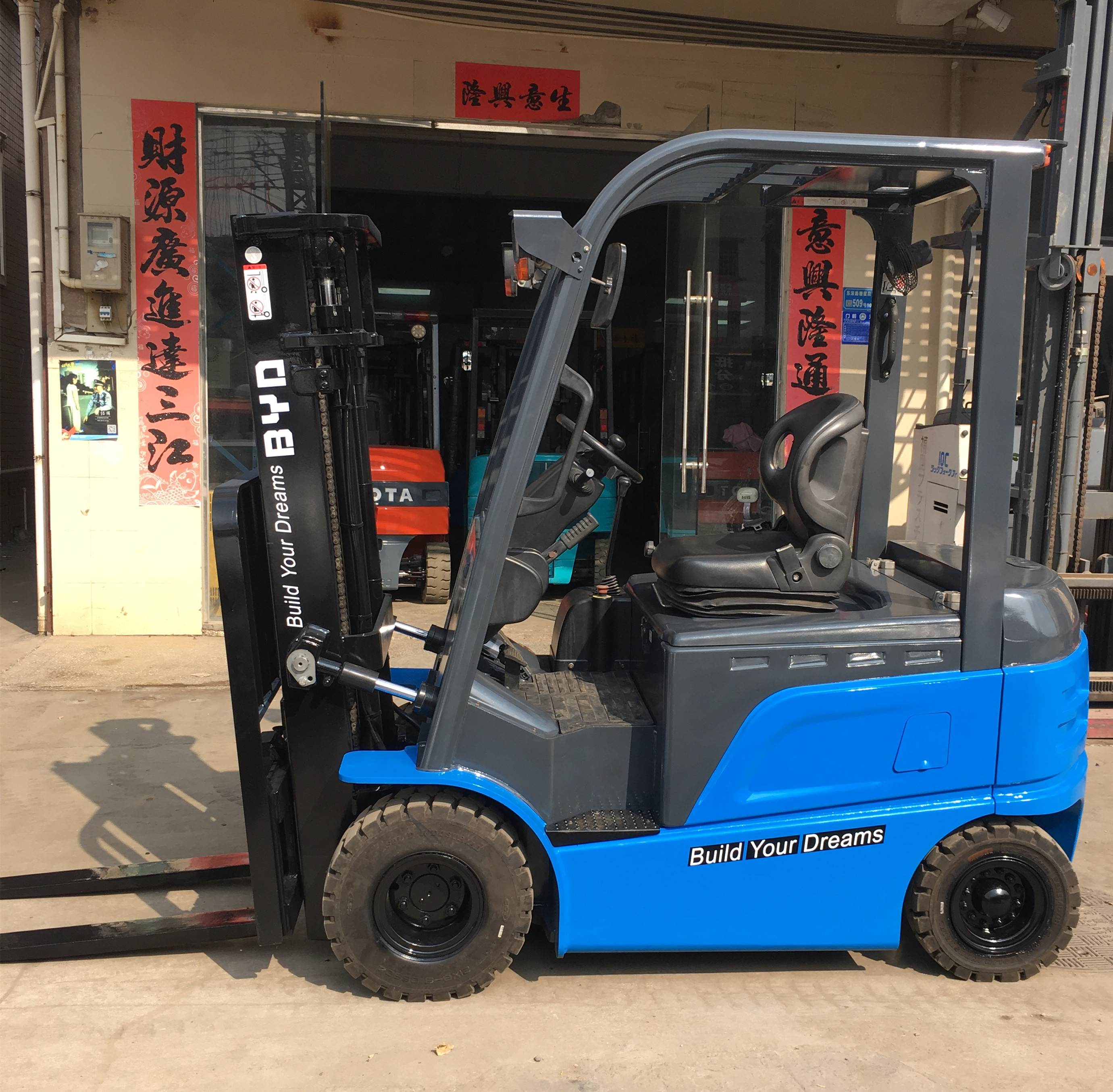 二手2.5噸比亞迪鋰電叉車