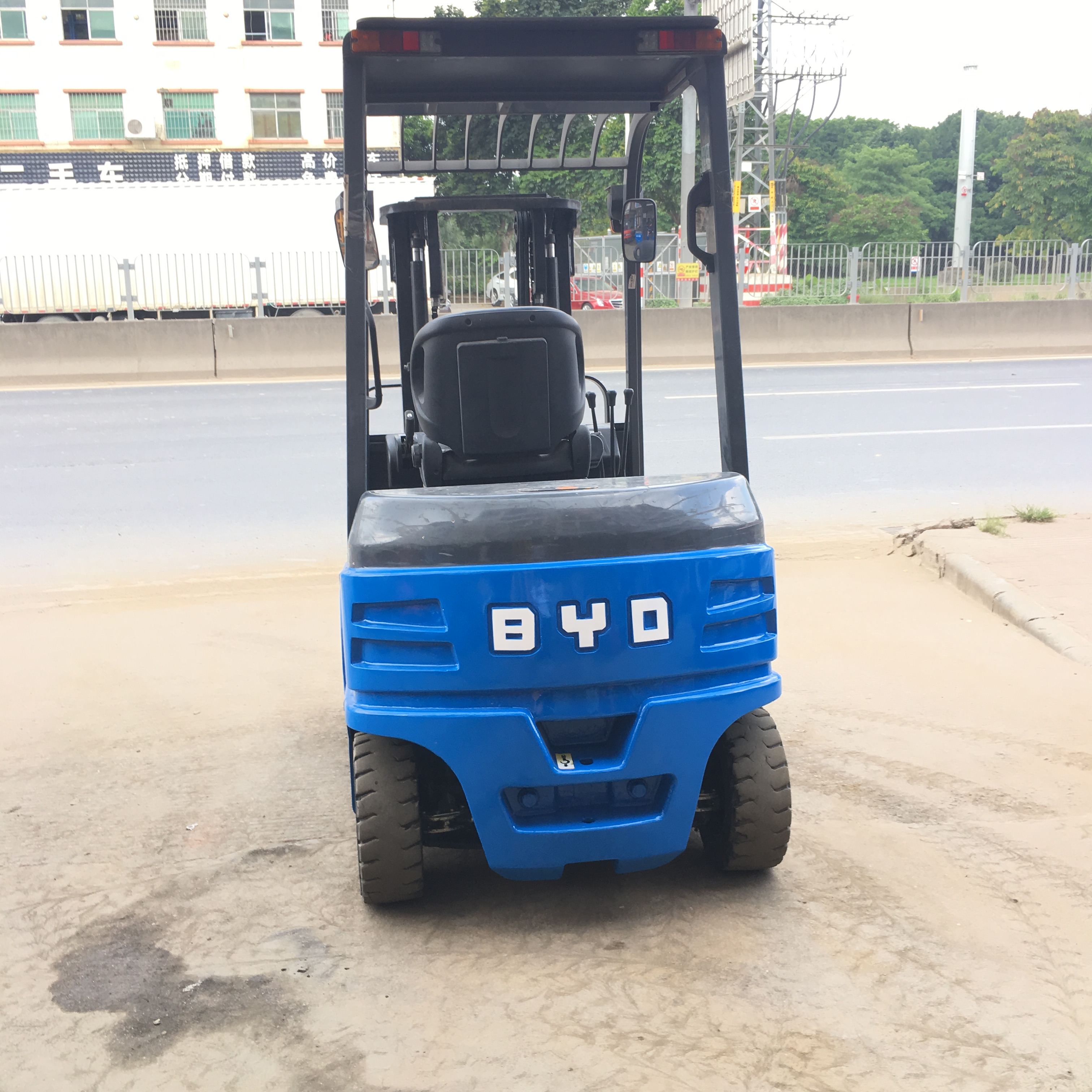 9.5成新三節(jié)自由提升門架帶調(diào)距叉2.5噸比亞迪鐵鋰電池叉車出租