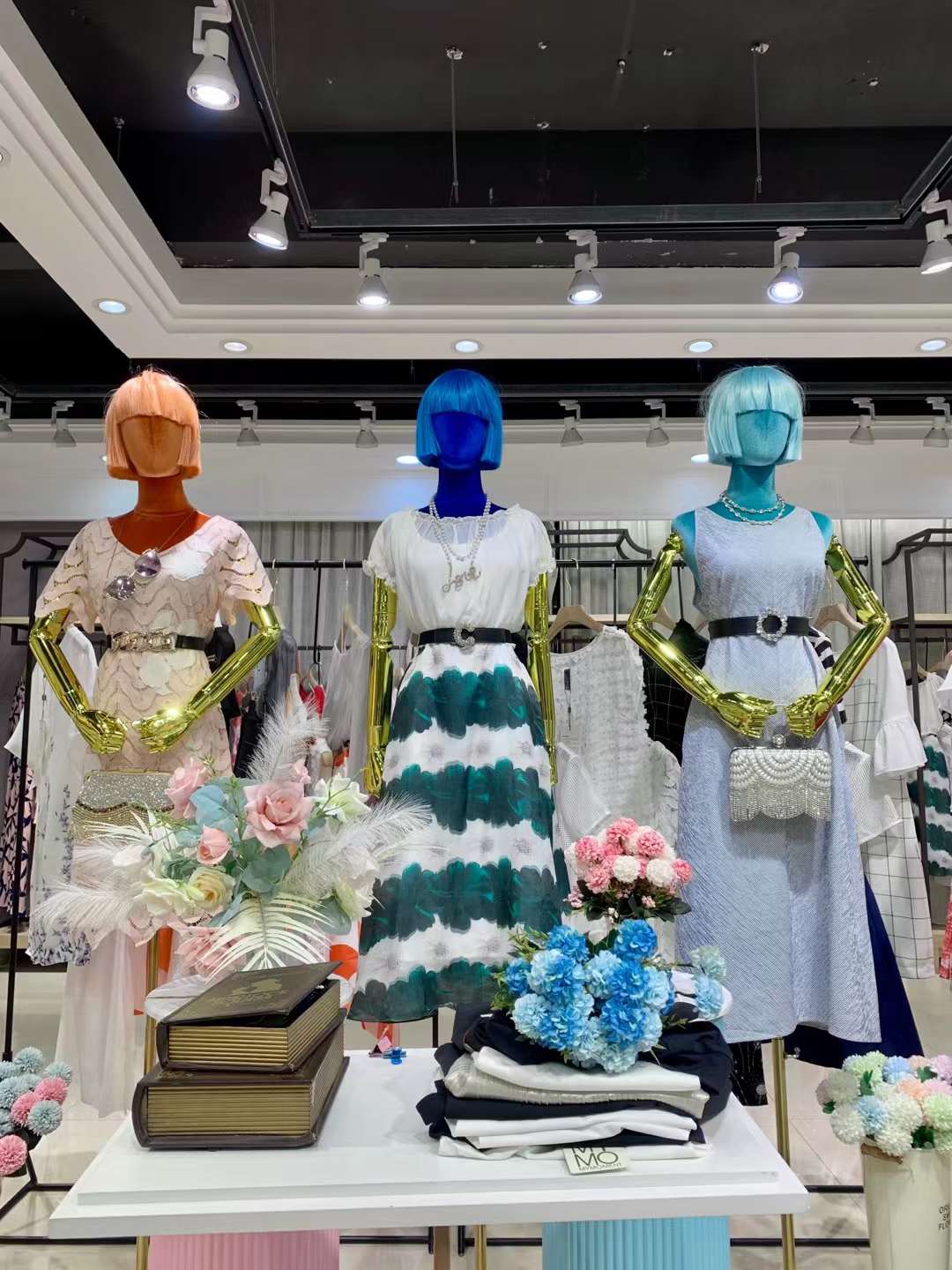 高 檔原創(chuàng)設(shè)計師品牌朗黛國際2022春折扣女裝批發(fā)尾貨供應(yīng)商