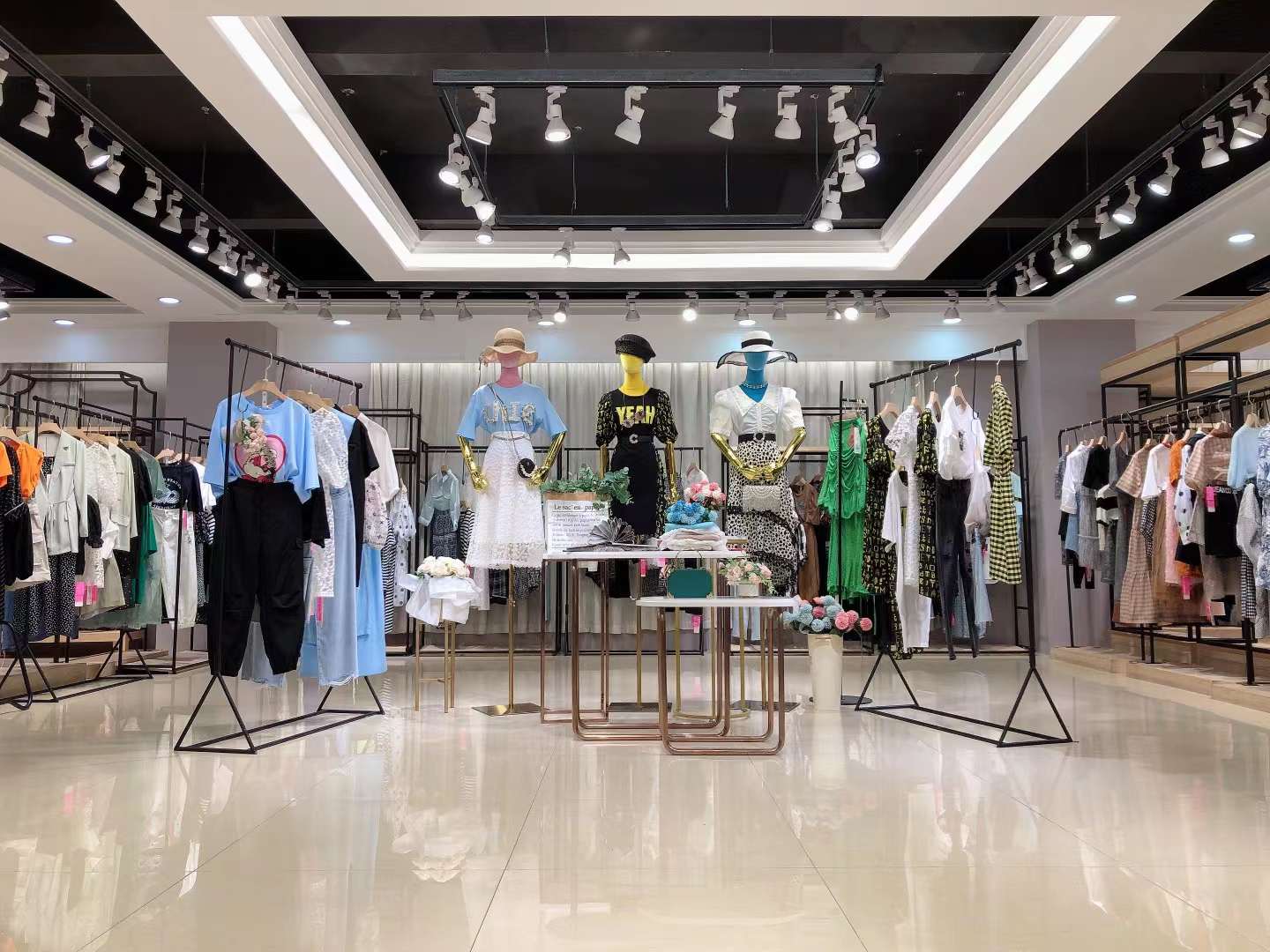 國(guó)內(nèi)知 名品牌寶貝瑪麗2022 春女裝折扣尾貨批發(fā)供應(yīng)商