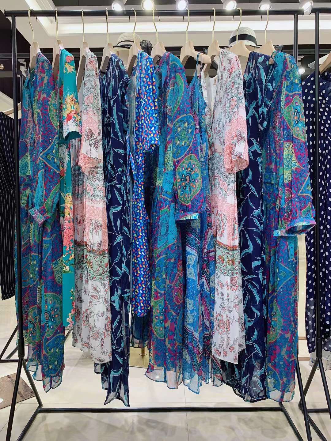 高端時尚品牌維珈2022 夏品牌女裝折扣尾貨一手批發(fā)貨源