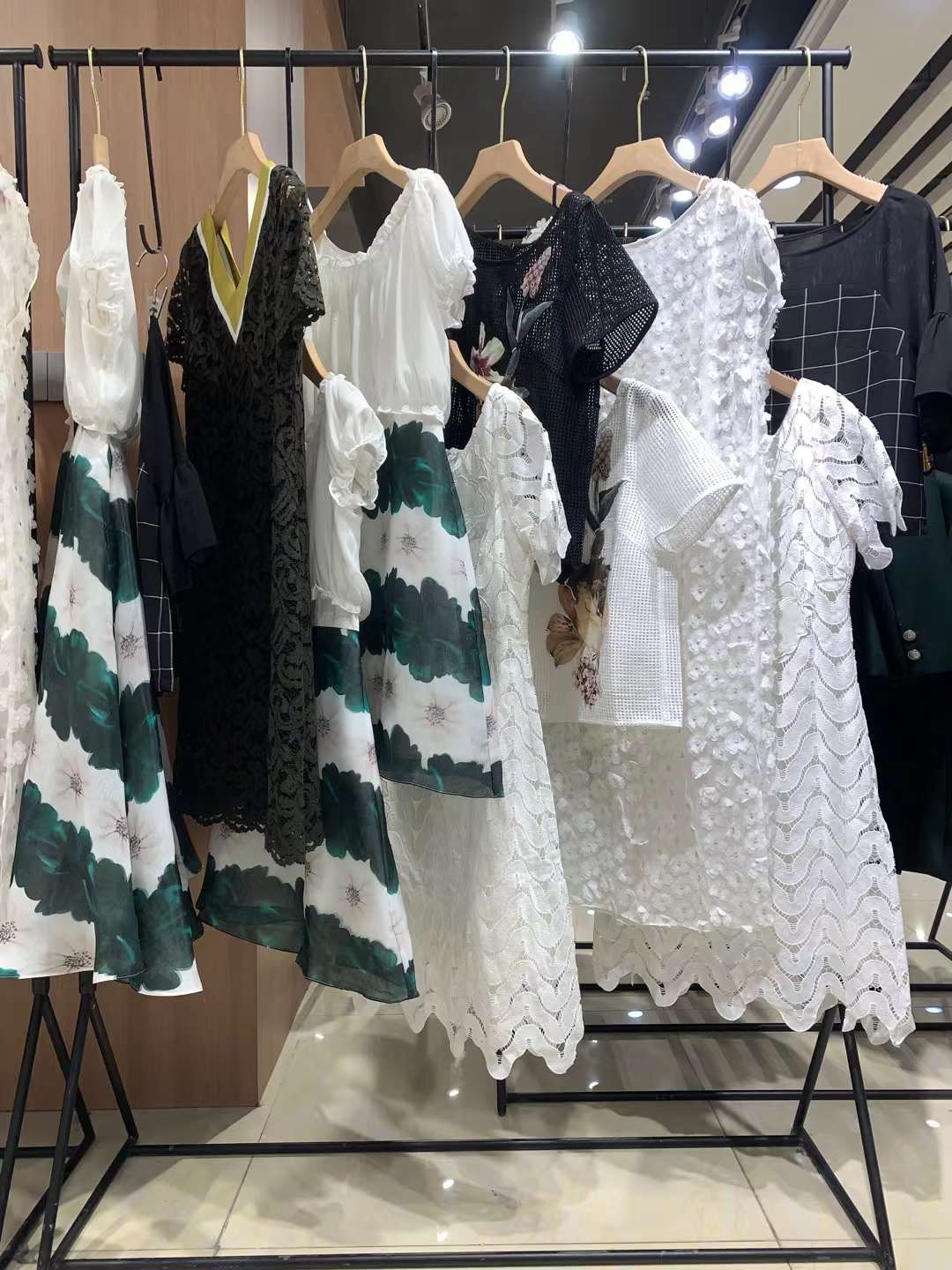 國(guó)內(nèi)一二線品牌朗黛國(guó)際2022 夏品牌折扣女裝貨源庫存打包