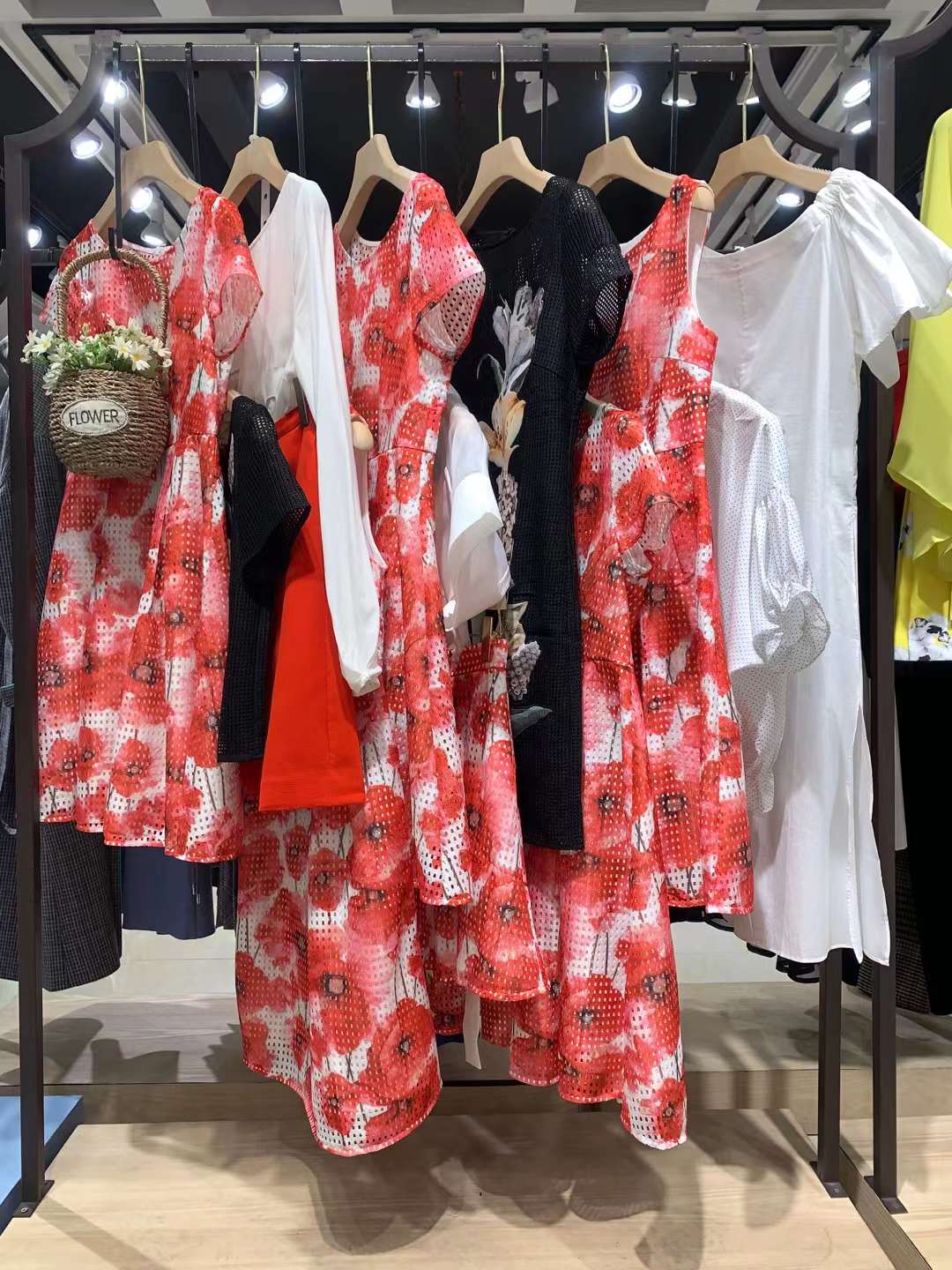 朗黛國(guó)際香港知 名品牌女裝折扣尾貨直播進(jìn)貨一手貨源 時(shí)尚女裝抖音快手直播貨源批發(fā)