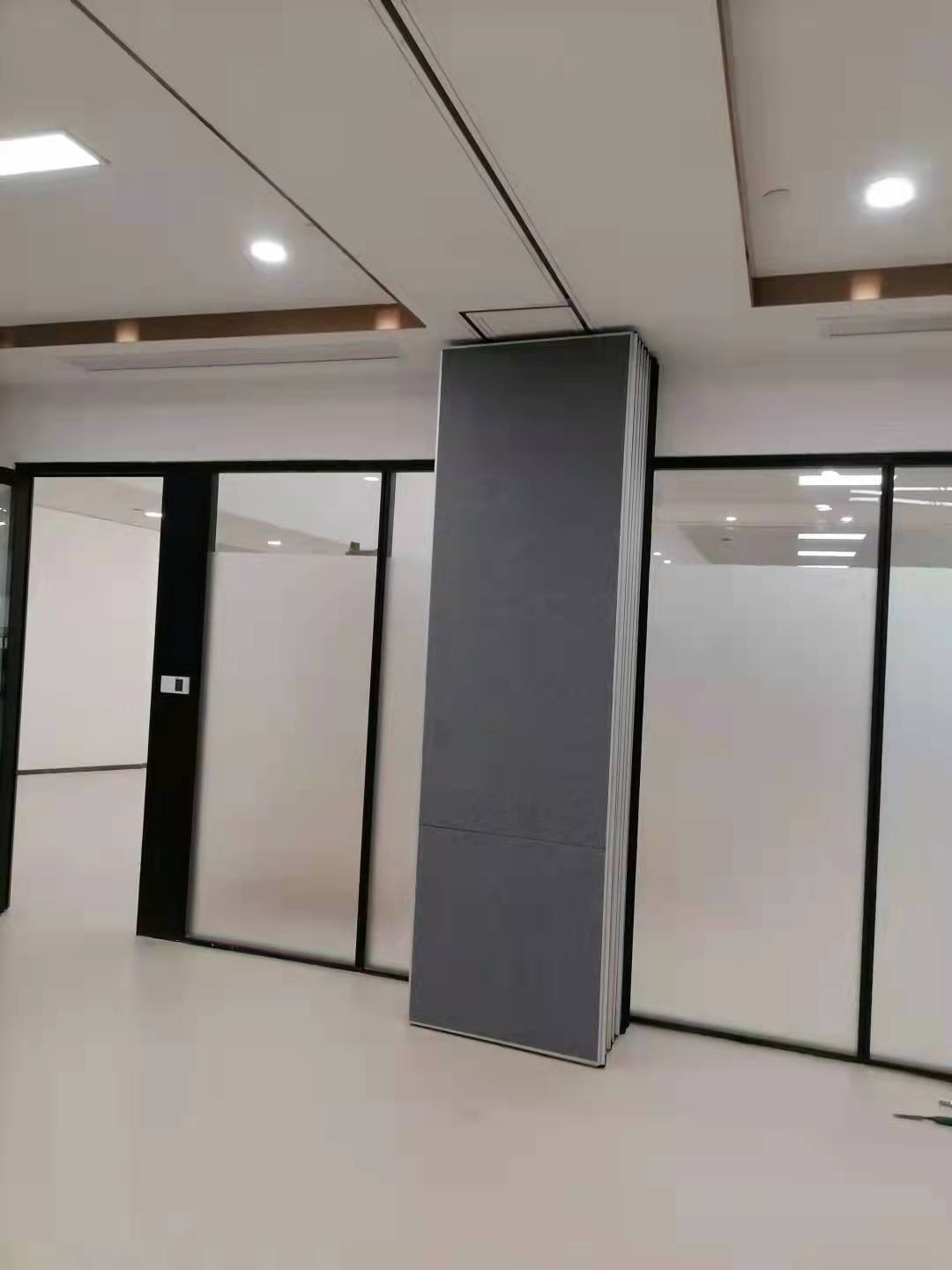 廣州展廳電動折疊門報價，展廳電動折疊門廠家，電動折疊門安裝熱線-佛山市富騰建材有限公司
