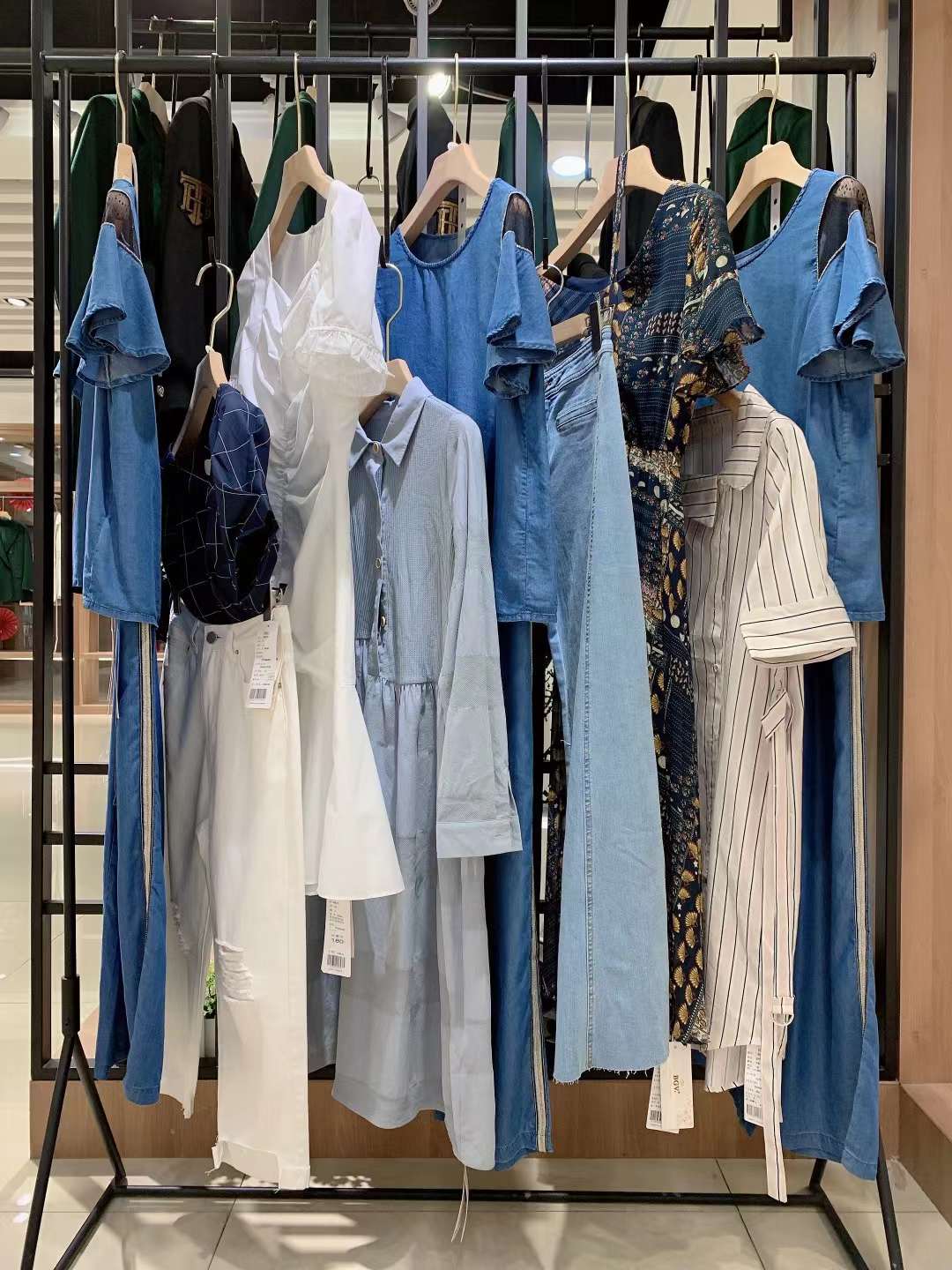 國(guó)際輕奢品牌貝銀22夏商場(chǎng)撤柜衣服女裝尾貨批發(fā)貨源 實(shí)體店品牌女裝貨源進(jìn)貨渠道