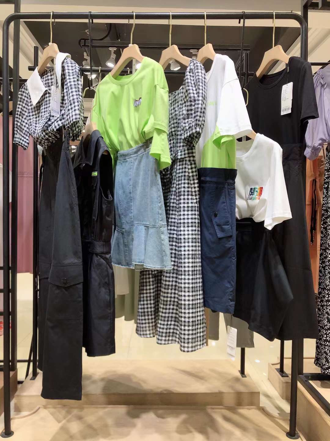 一 線時(shí)尚輕奢大 牌木茜格2022夏當(dāng)季新款品牌折扣女裝尾貨走份批發(fā) 廣州服裝尾貨批發(fā)市場(chǎng)