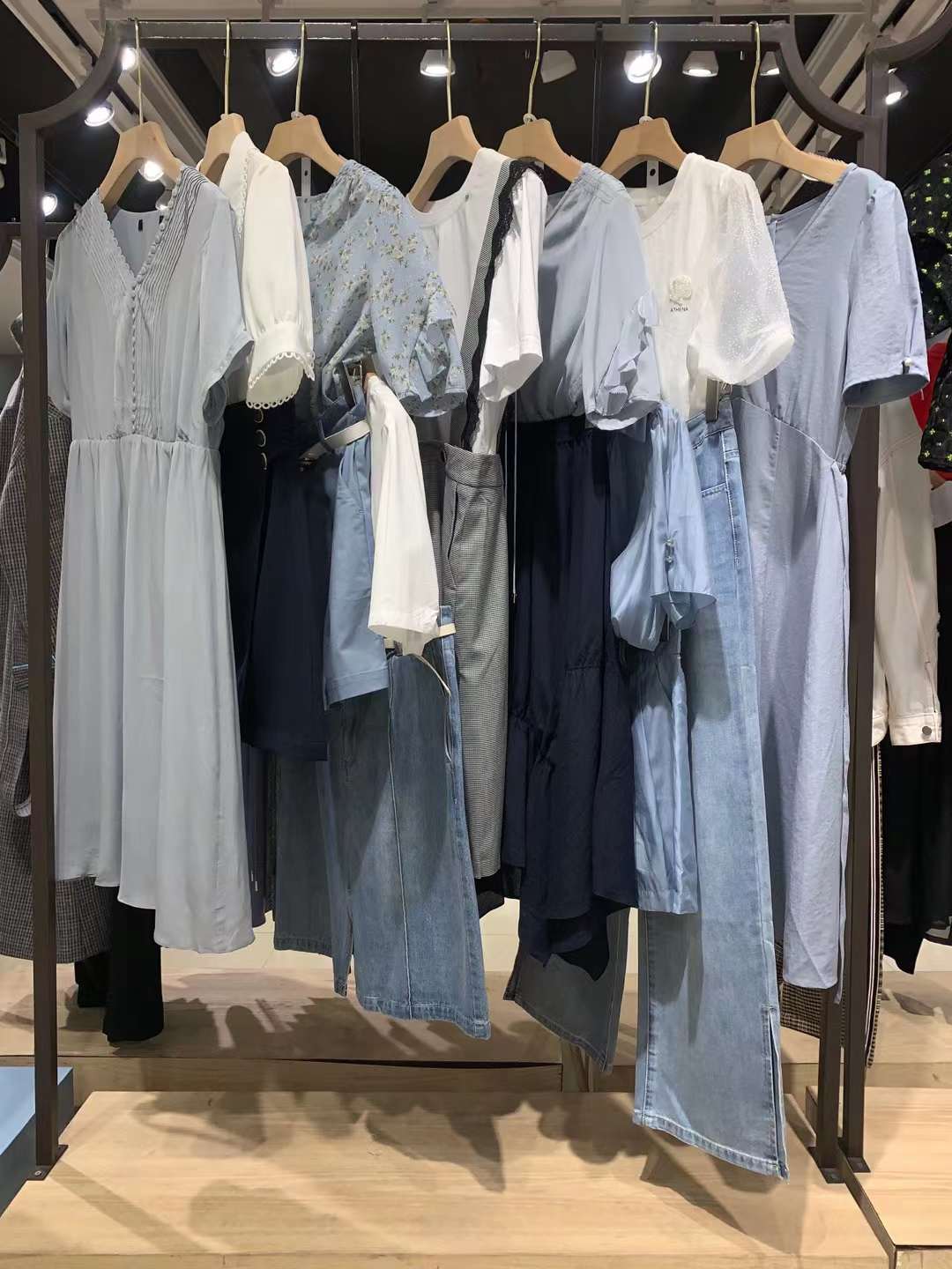 尤西子萬達專柜正 品女裝折扣尾貨貨源批發(fā) 商場一二線品牌女裝撤柜批發(fā)走份