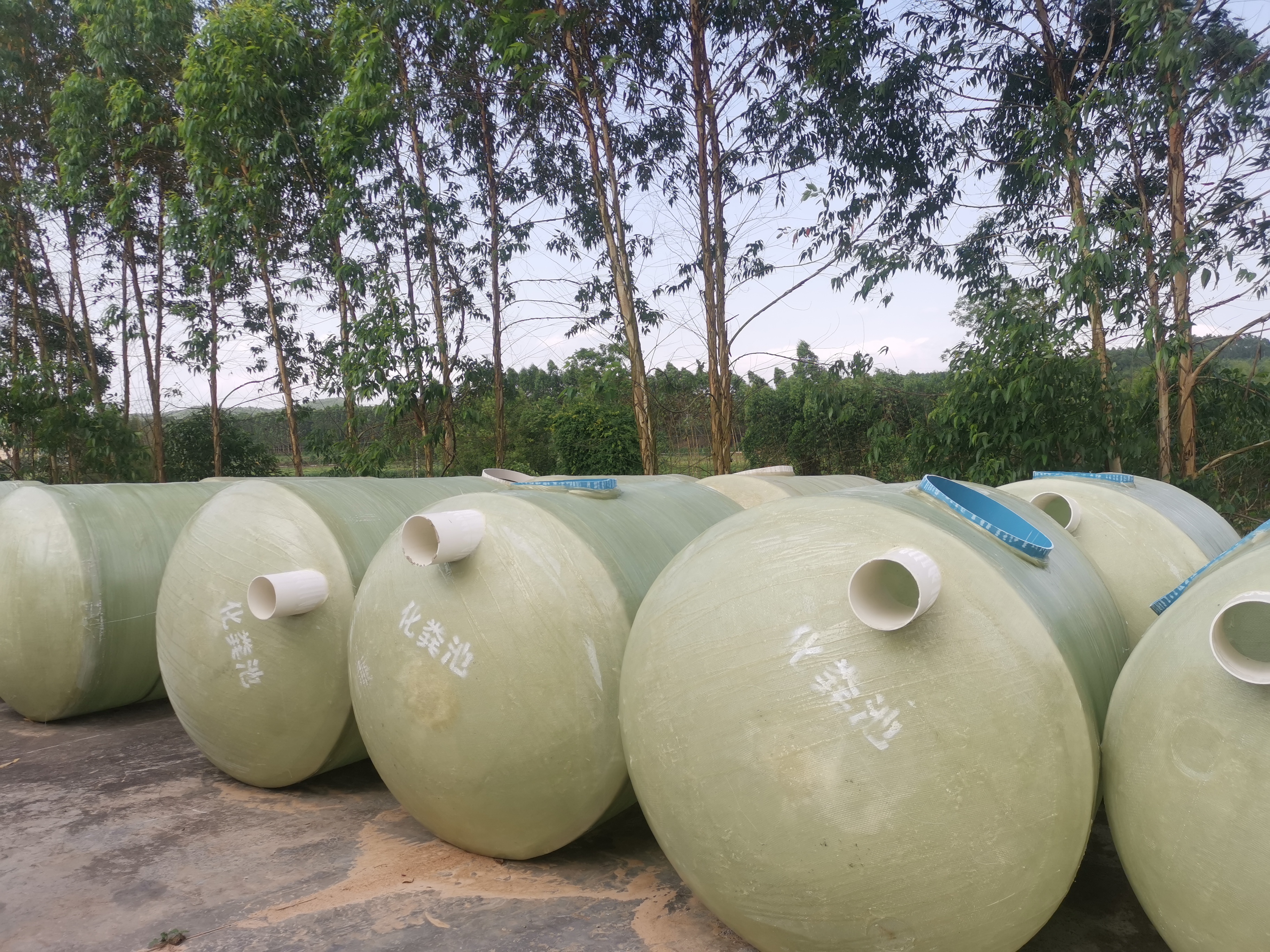 玻璃鋼化糞池  處理生活污水設(shè)備  用于工業(yè)企業(yè)生活區(qū)和城市居民生活小區(qū)  強(qiáng)度高、韌性好、耐腐蝕