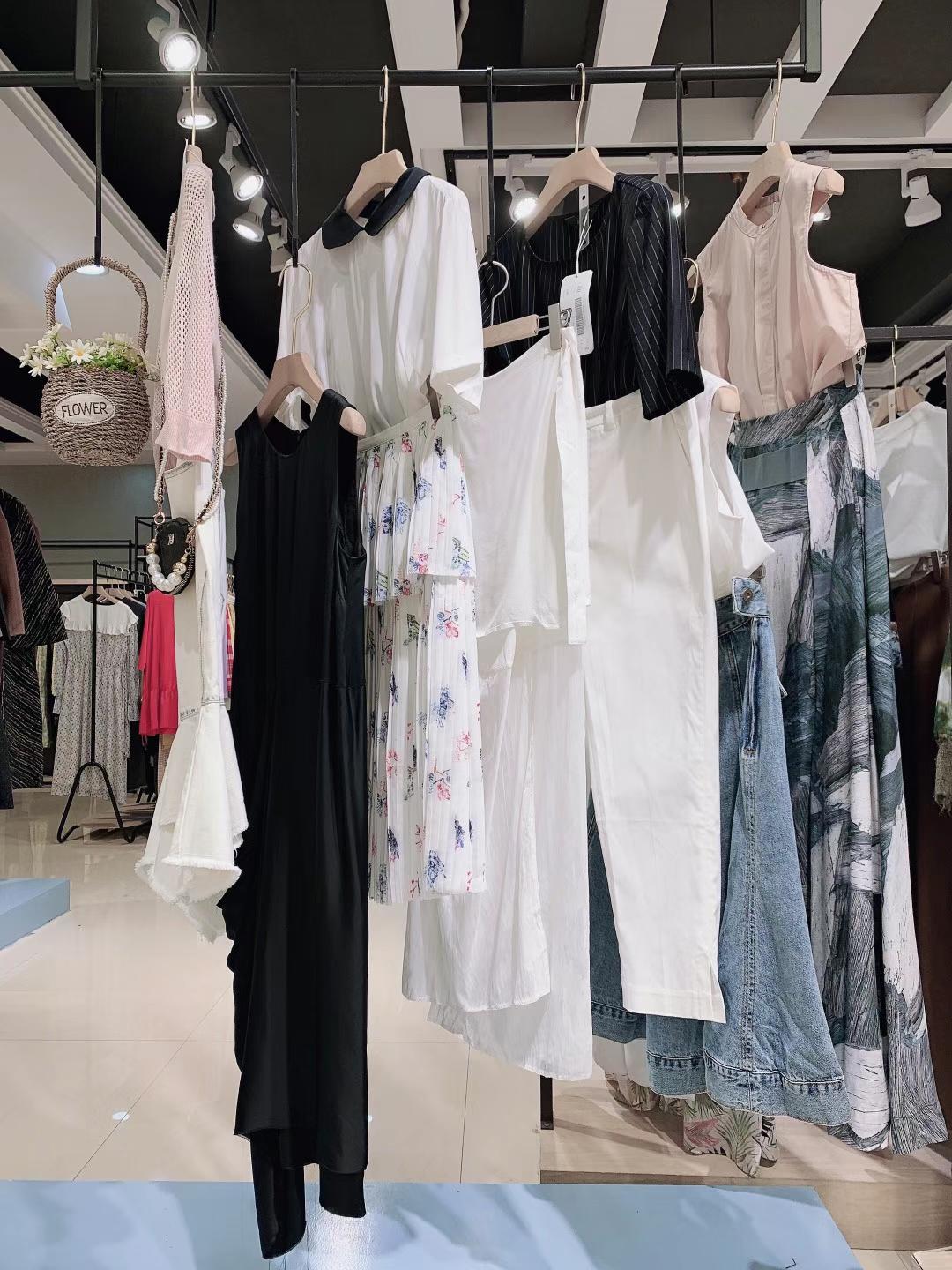 女裝尾貨批發(fā)貨源 伊迪索2022春夏女裝批發(fā) 香港高 端女裝品牌折扣尾貨批發(fā)