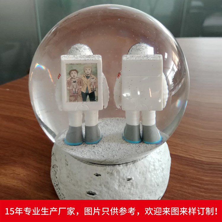 創(chuàng)意家居樹脂情侶熊圣誕節(jié)禮物水晶球圓形紀(jì)念塑料雪花球擺件廠家