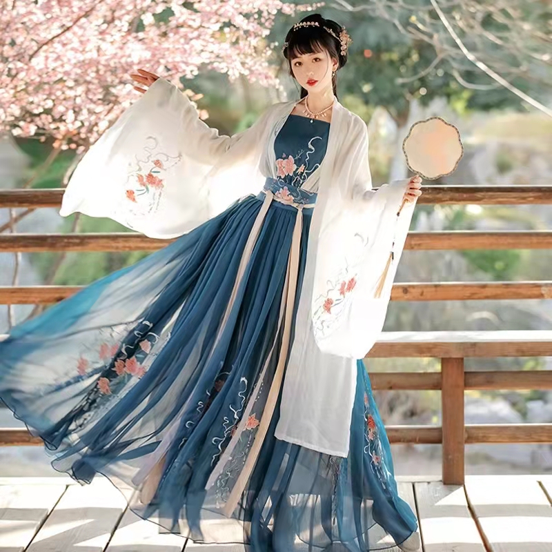禮服、維密花仙子，杜家班納華服，